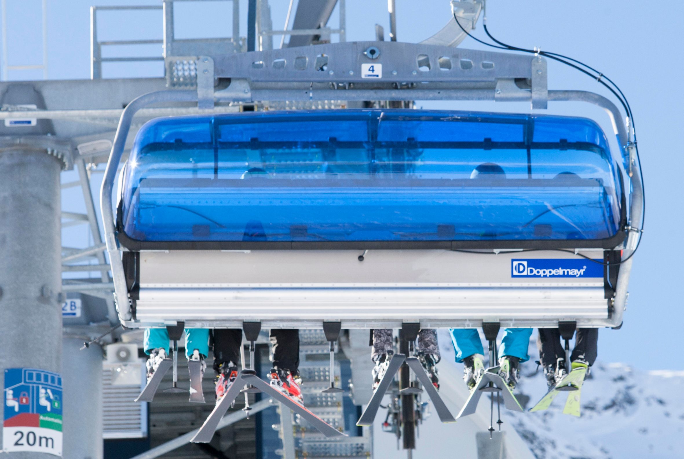 Die Bretter sind wieder angeschnallt - vor allem in Österreich.