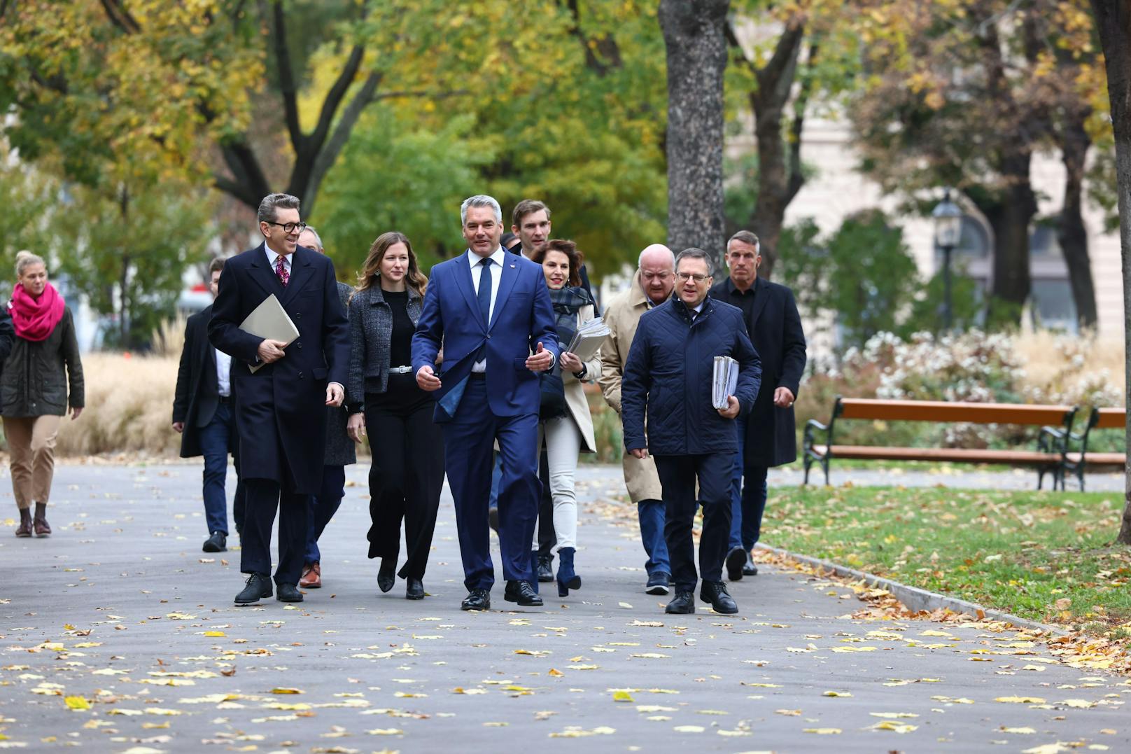 ÖVP-Team am Weg ins Palais Epstein.