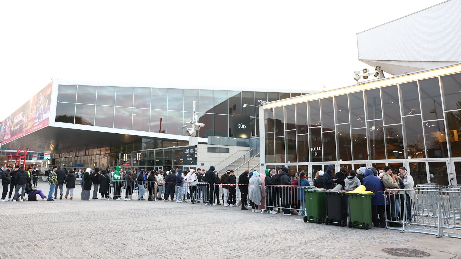 Vor der Wiener Stadthalle stehen die RAF Camora Fans Schlange.