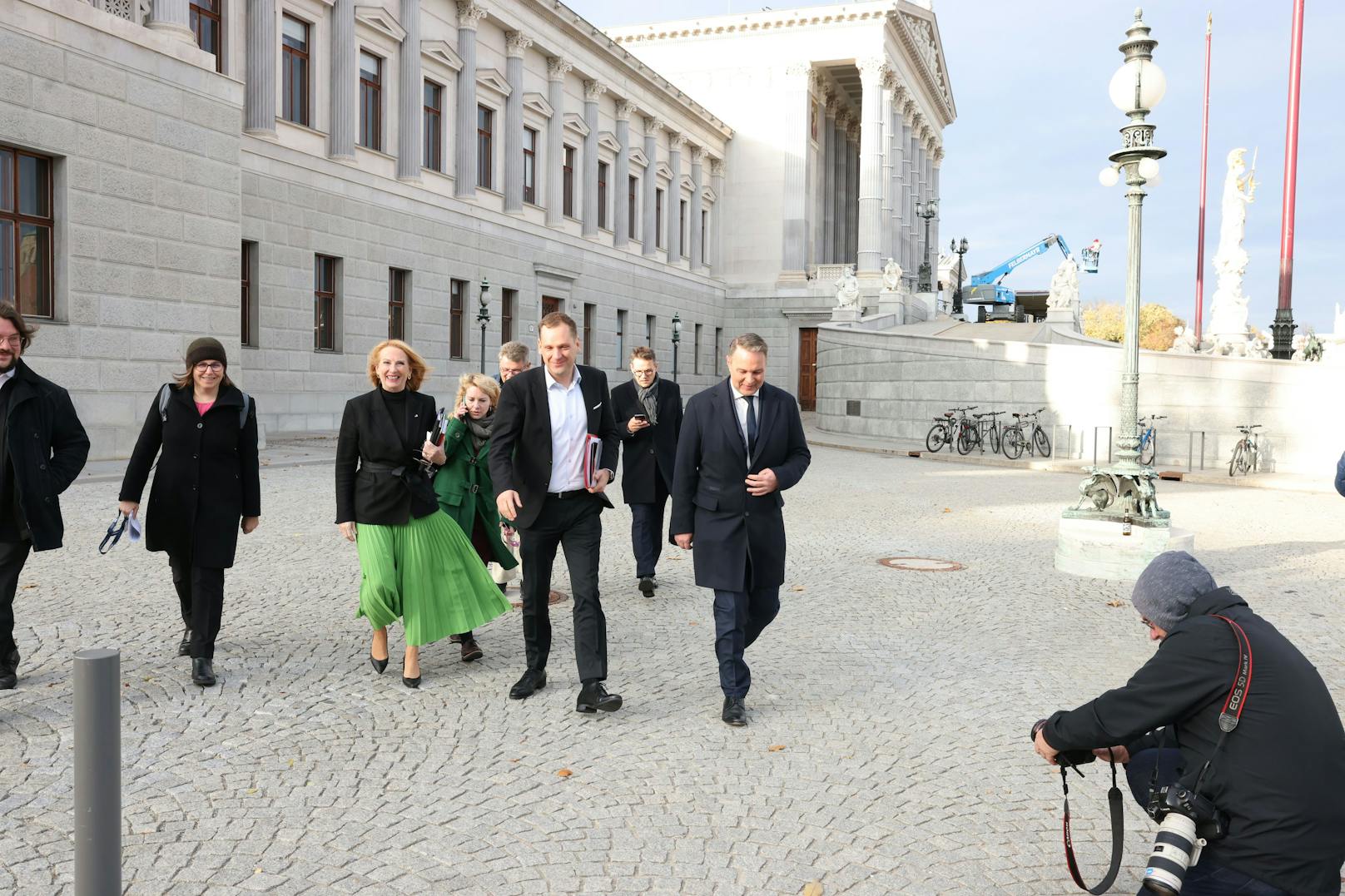 SPÖ-Sondierungsteam geht geschlossen rüber vom Parlament ins Palais Epstein.