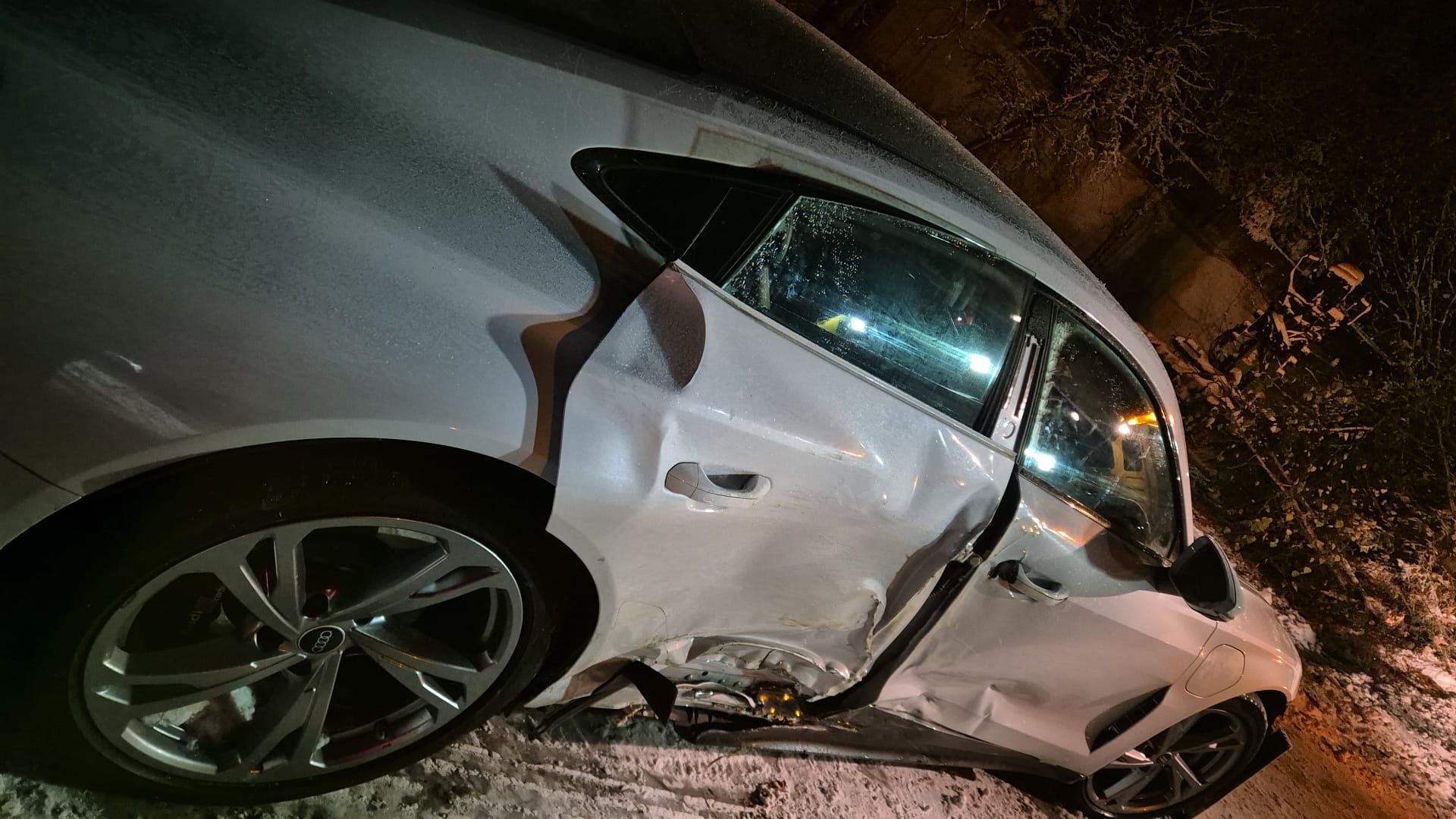 Unfall im Schnee: Der Luxus-Audi ist Schrott.