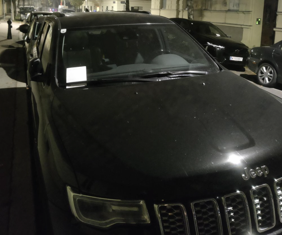 Platter Reifen, Nachricht an Windschutzscheibe: SUV-Besitzer erlebten kürzlich unangenehme Überraschungen.