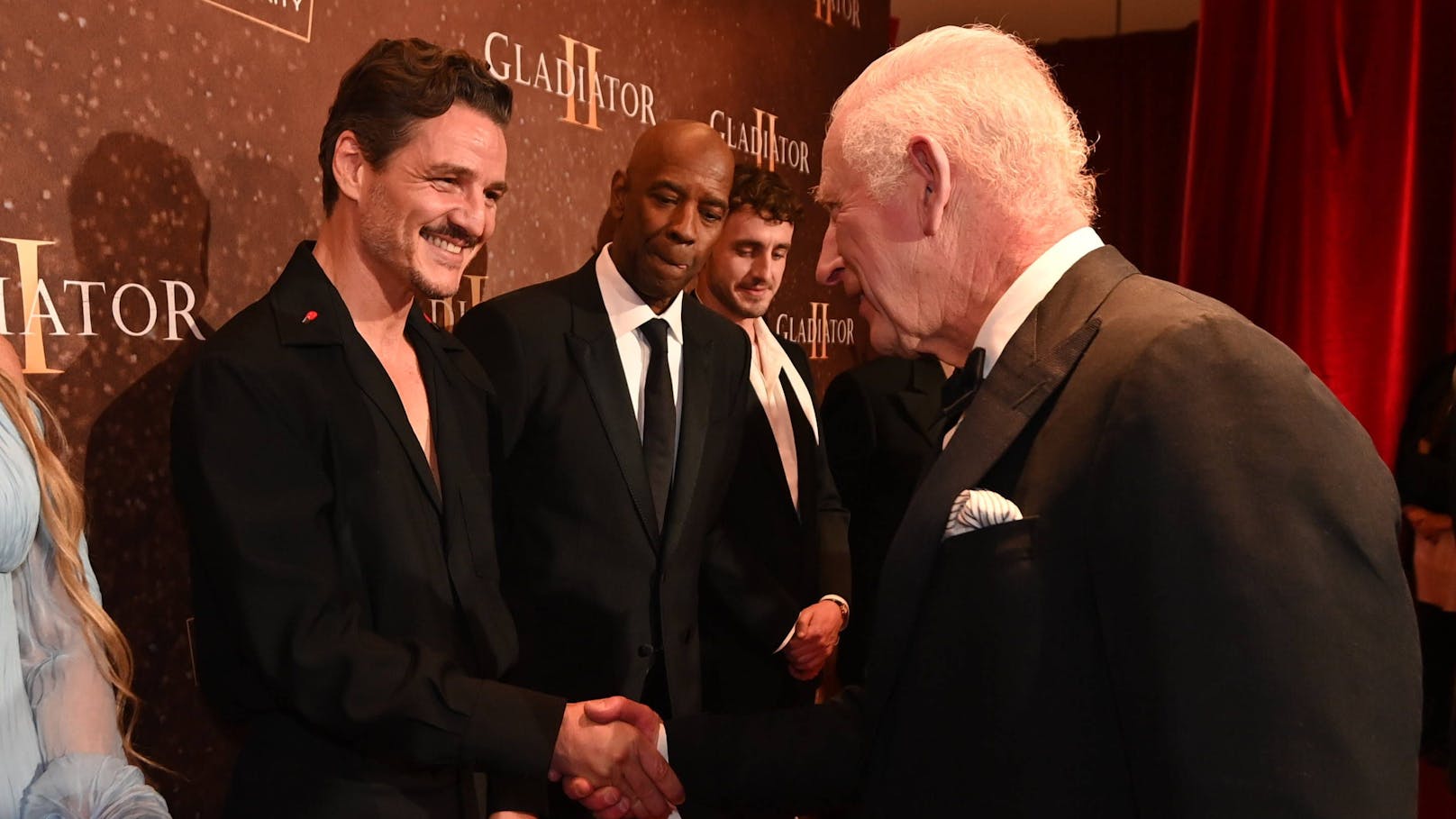 Pedro Pascal, Denzel Washington und Paul Mescal (v. l. n r.) trafen bei der Premiere ihres Filmes auf König Charles.