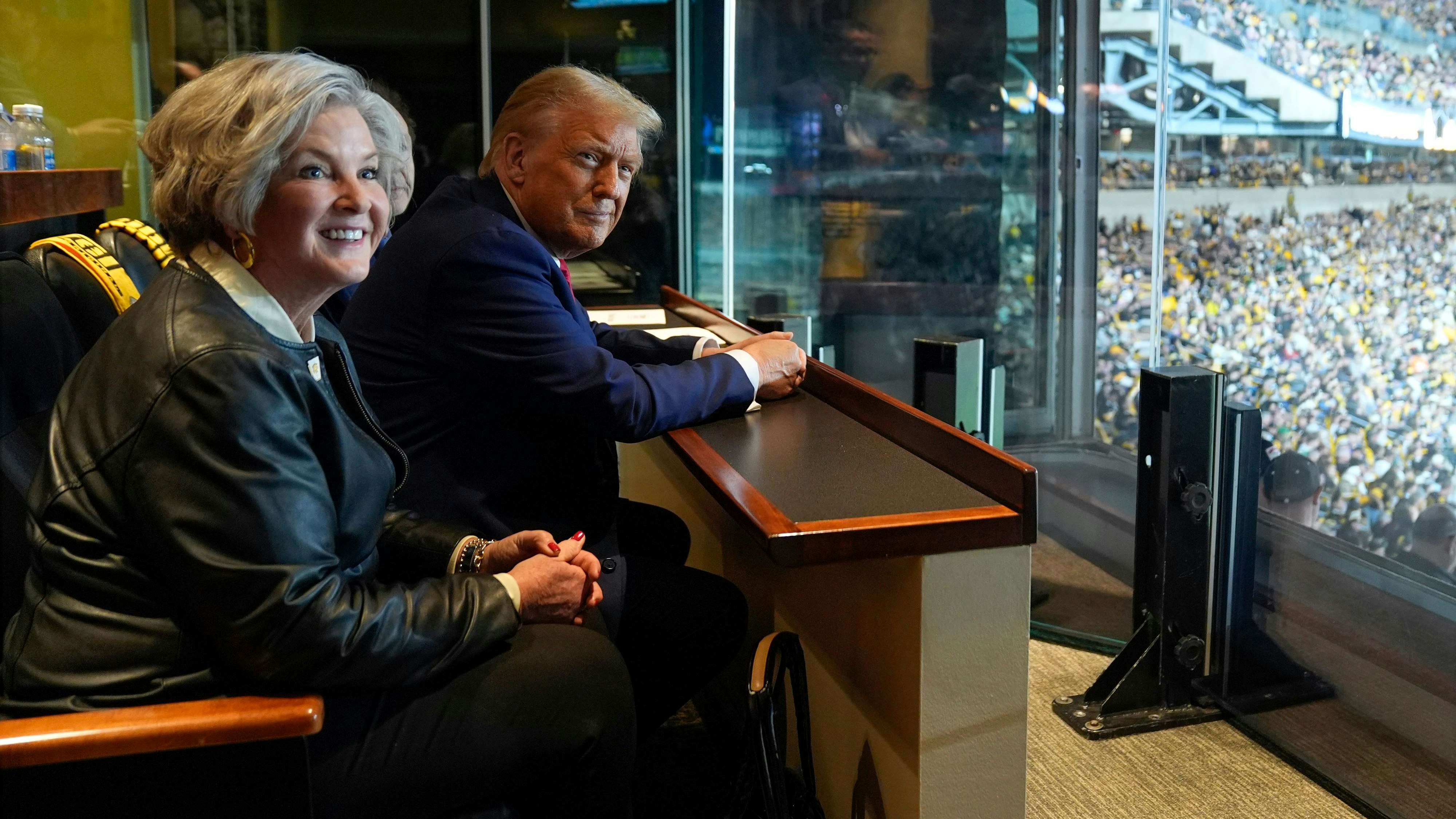 Susie Wiles, hier mit Trump beim Football-Match der New York Jets gegen die Pittsburgh Steelers, wird seine Stabschefin