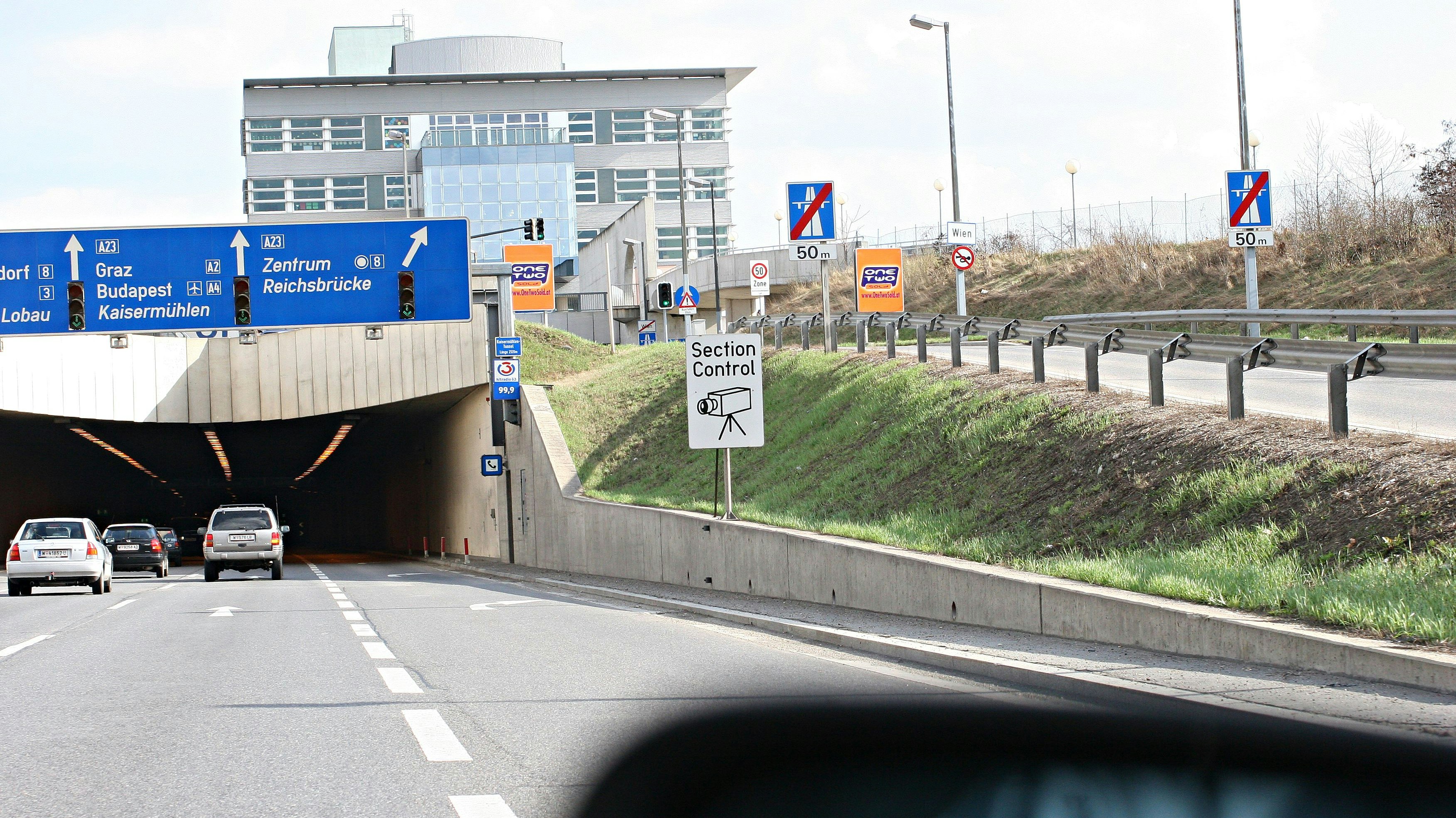 Die Section Control auf der Donauuferautobahn kontrolliert die Geschwindigkeit im Kaisermühlentunnel.