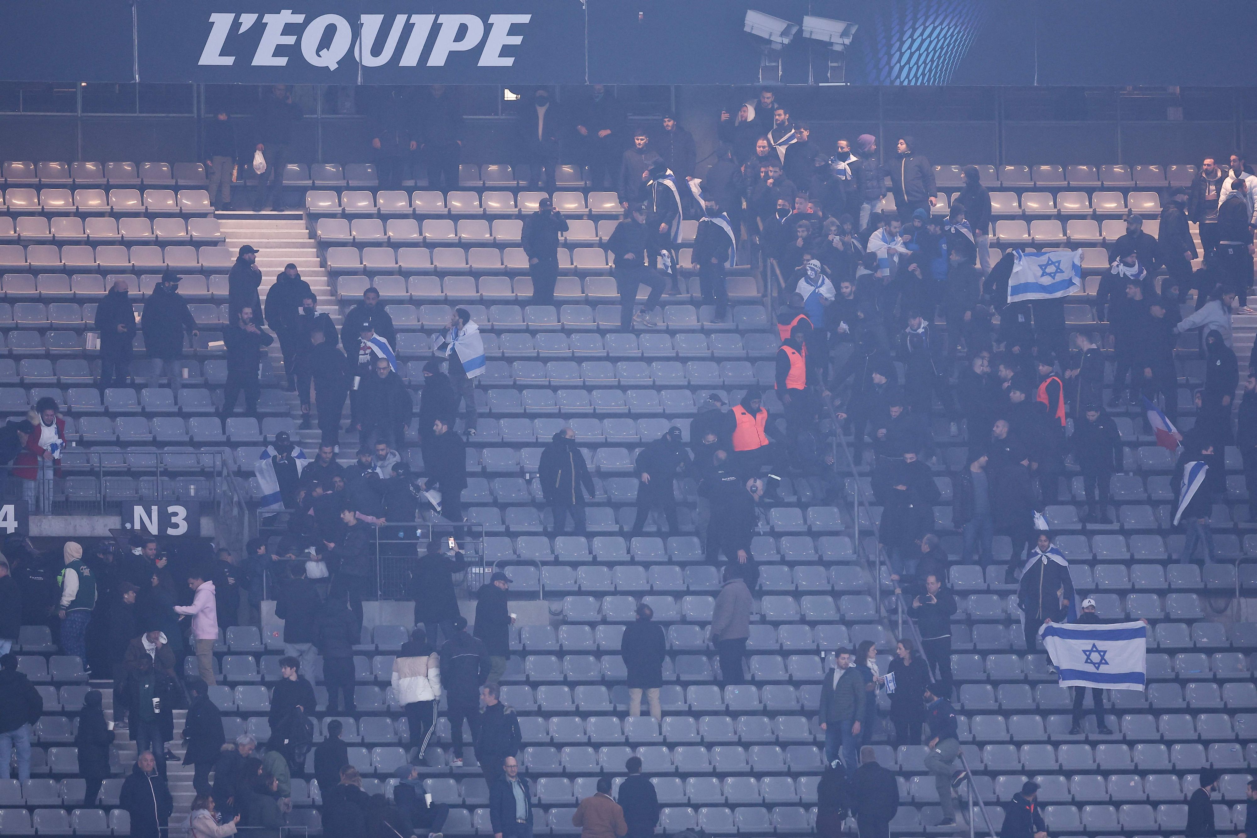 Schwere Ausschreitungen auf den Tribünen des Stade de France.