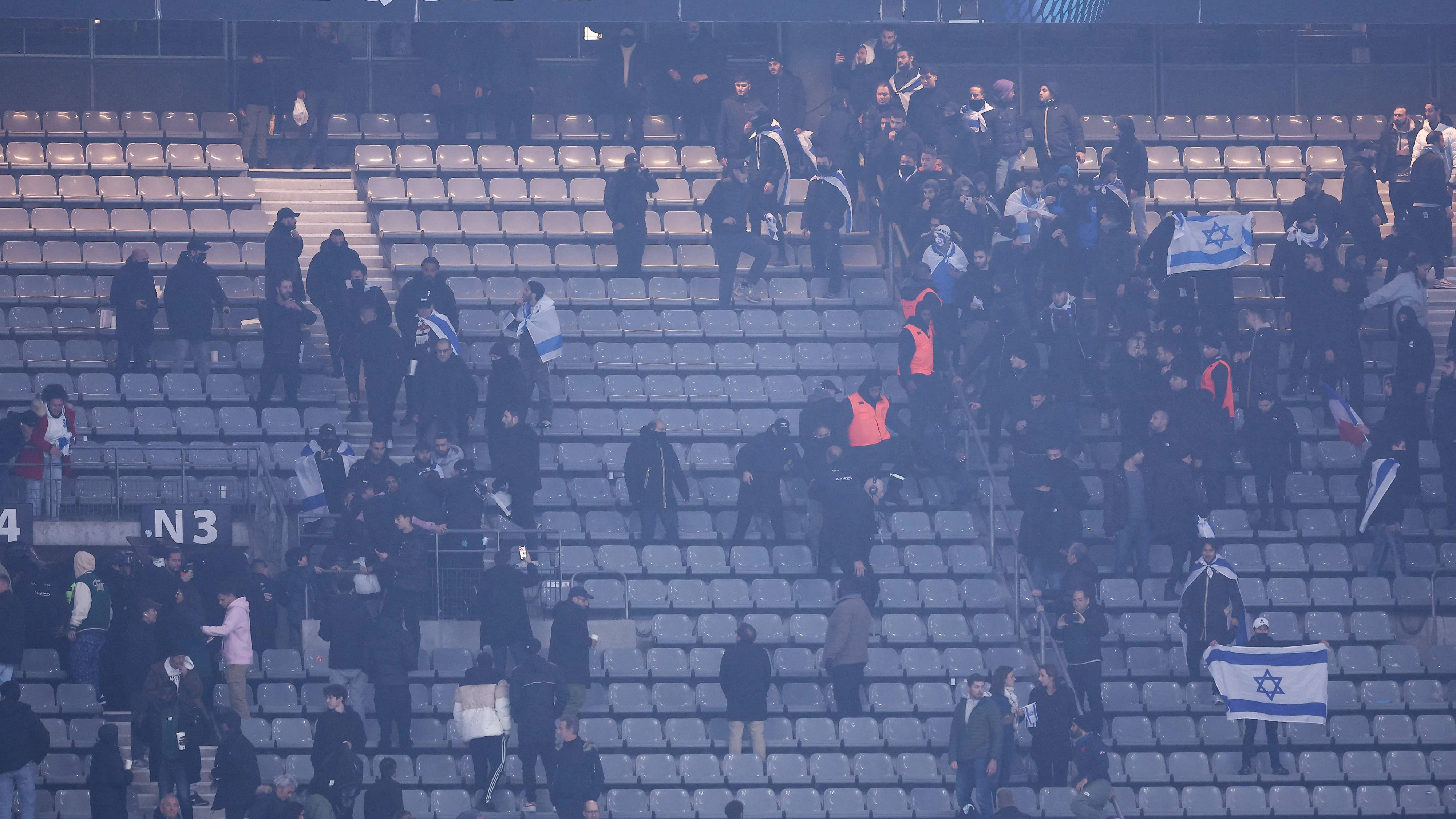 Schwere Ausschreitungen auf den Tribünen des Stade de France.