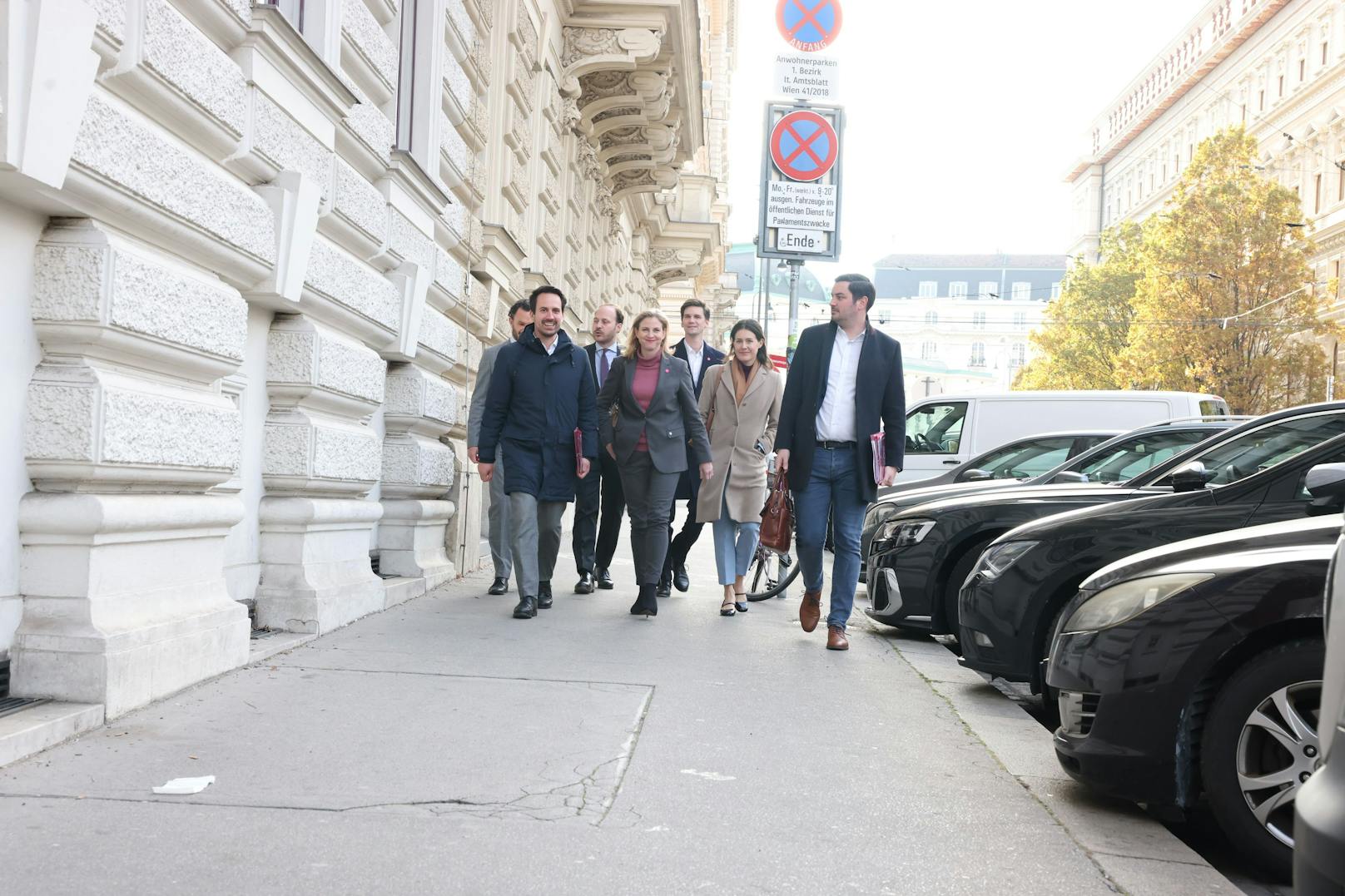 Neos-Team am Vormittag auf dem Weg zur Sondierung im Palais Epstein.