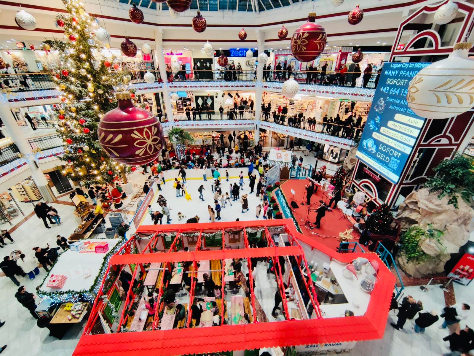 Der Weihnachtsmarkt in der Lugner City hat sogar einen gratis Indoor-Eislaufplatz