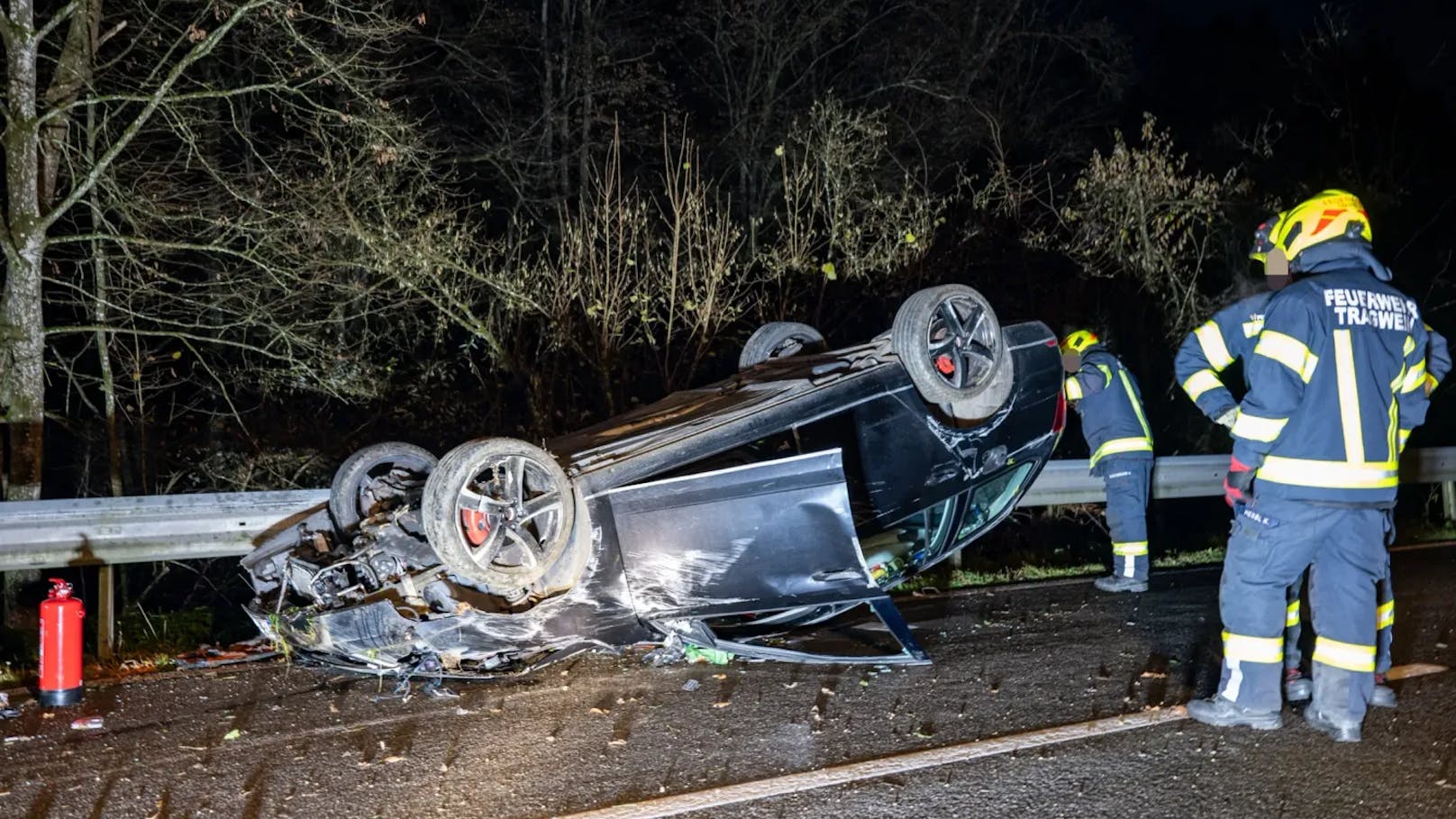 Die Feuerwehr barg das Fahrzeug.