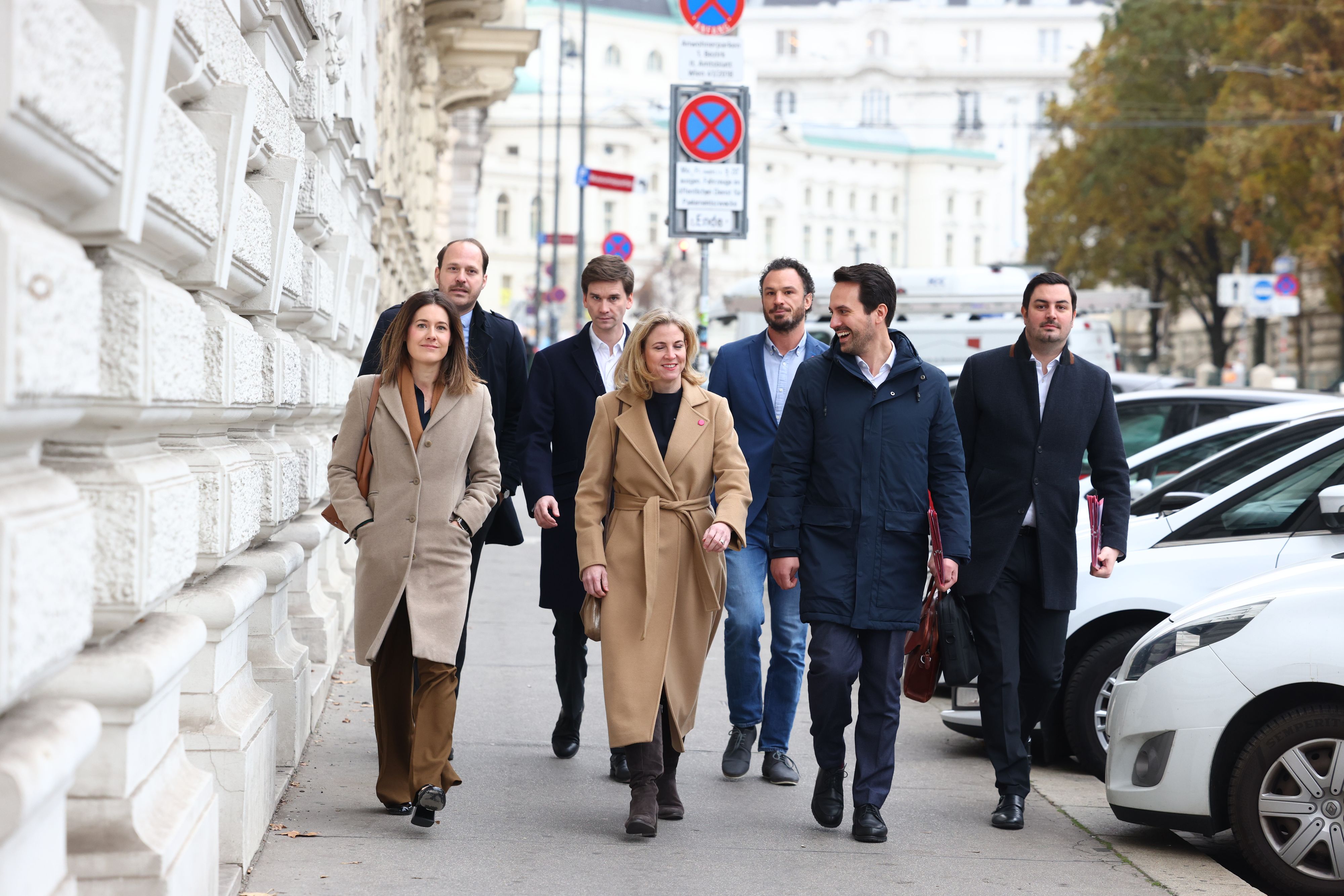 Ringen um Dreierkoalition: Das Neos-Sondierungsteam am Weg zu den Gesprächen mit ÖVP und SPÖ ins Palais Epstein. 