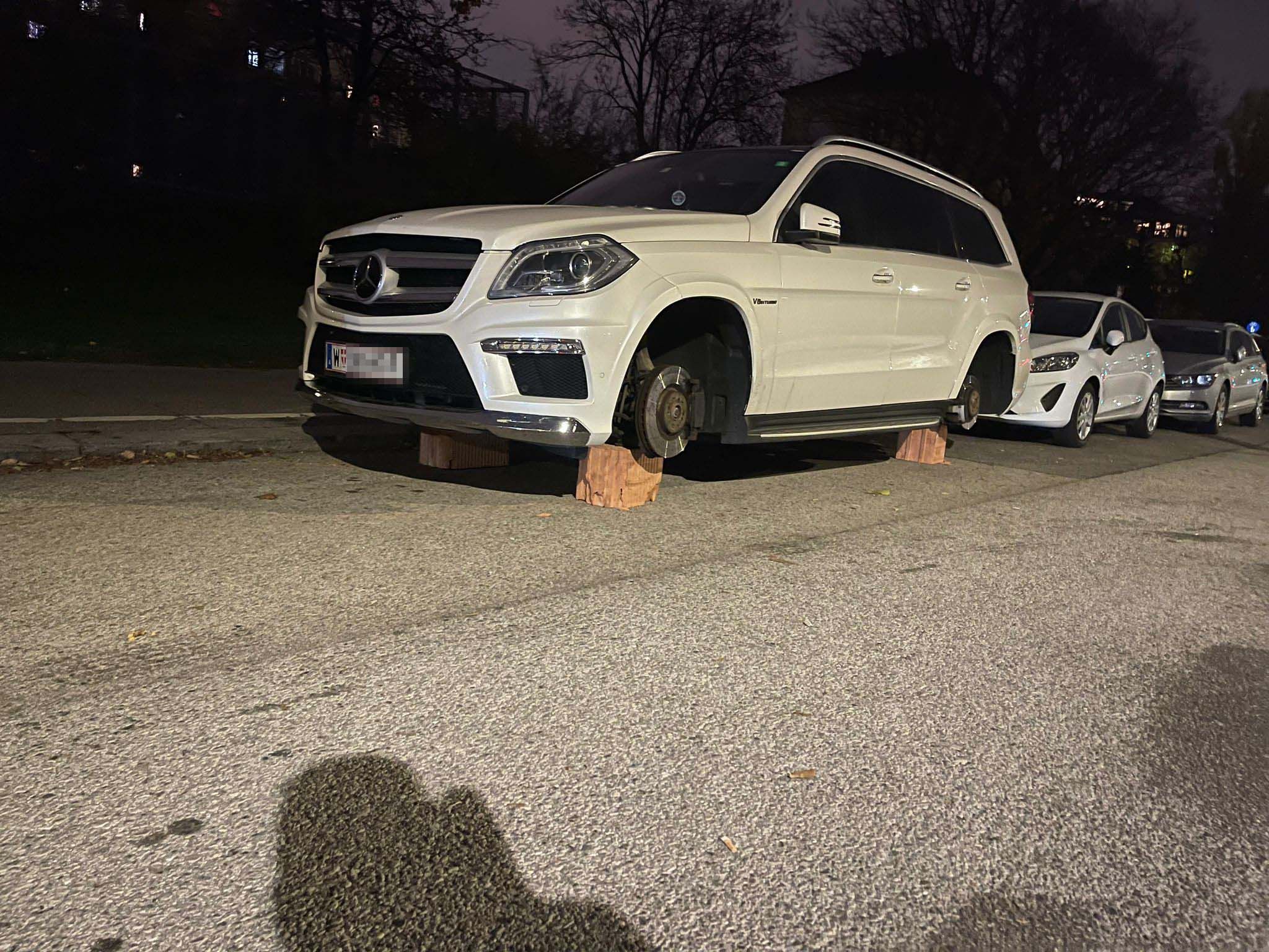 Ende im Gelände: Dieser Mercedes kommt nicht mehr vom Fleck.