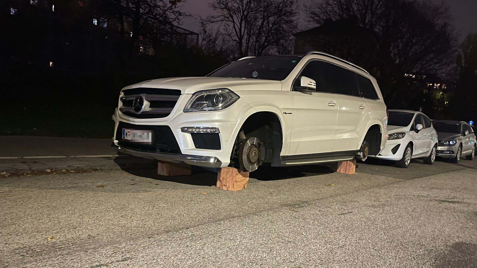 Aufgebockt! Kriminelle stehlen Mercedes-SUV alle Felgen