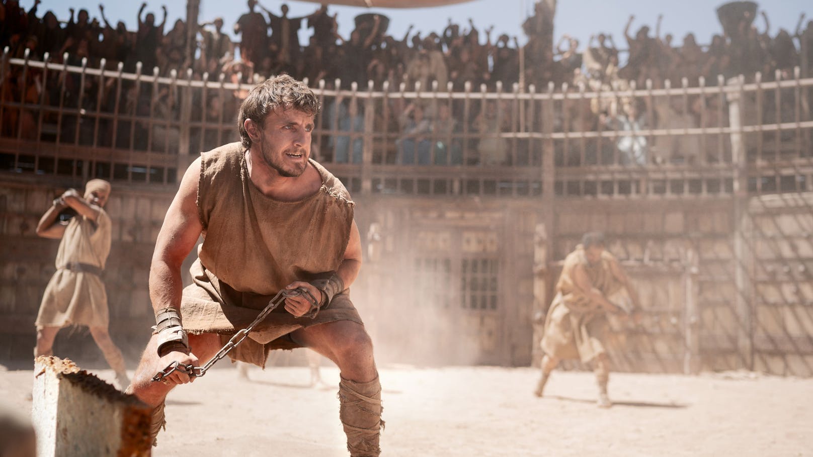 Der Plot von "Gladiator II" spielt 16 Jahren nach den Ereignissen von "Gladiator" und dreht sich um Lucius (Paul Mescal), den Sohn des getöteten Maximus, den Crowe im ersten Film spielte.