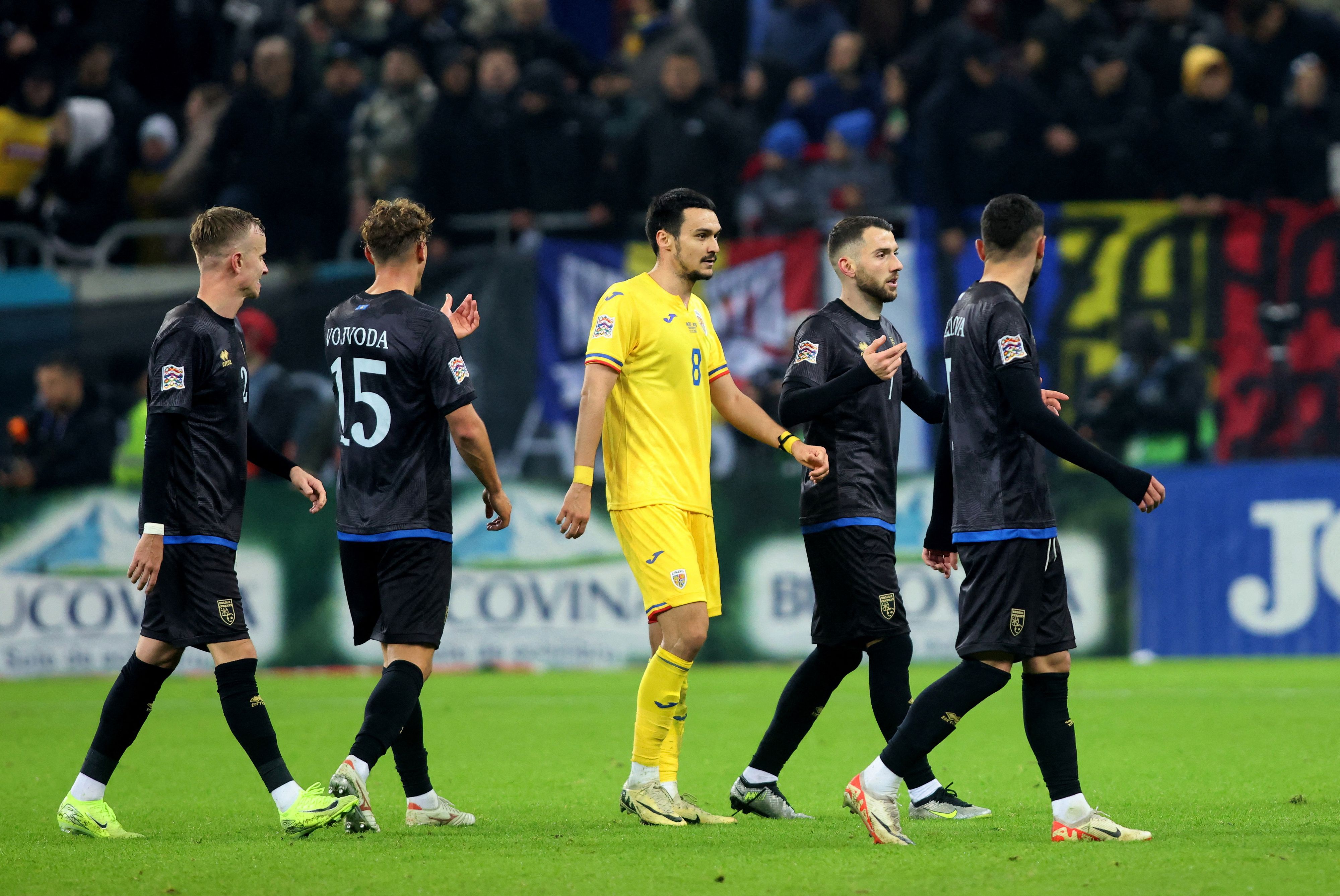 Die Spieler des Kosovo verlassen den Platz. 