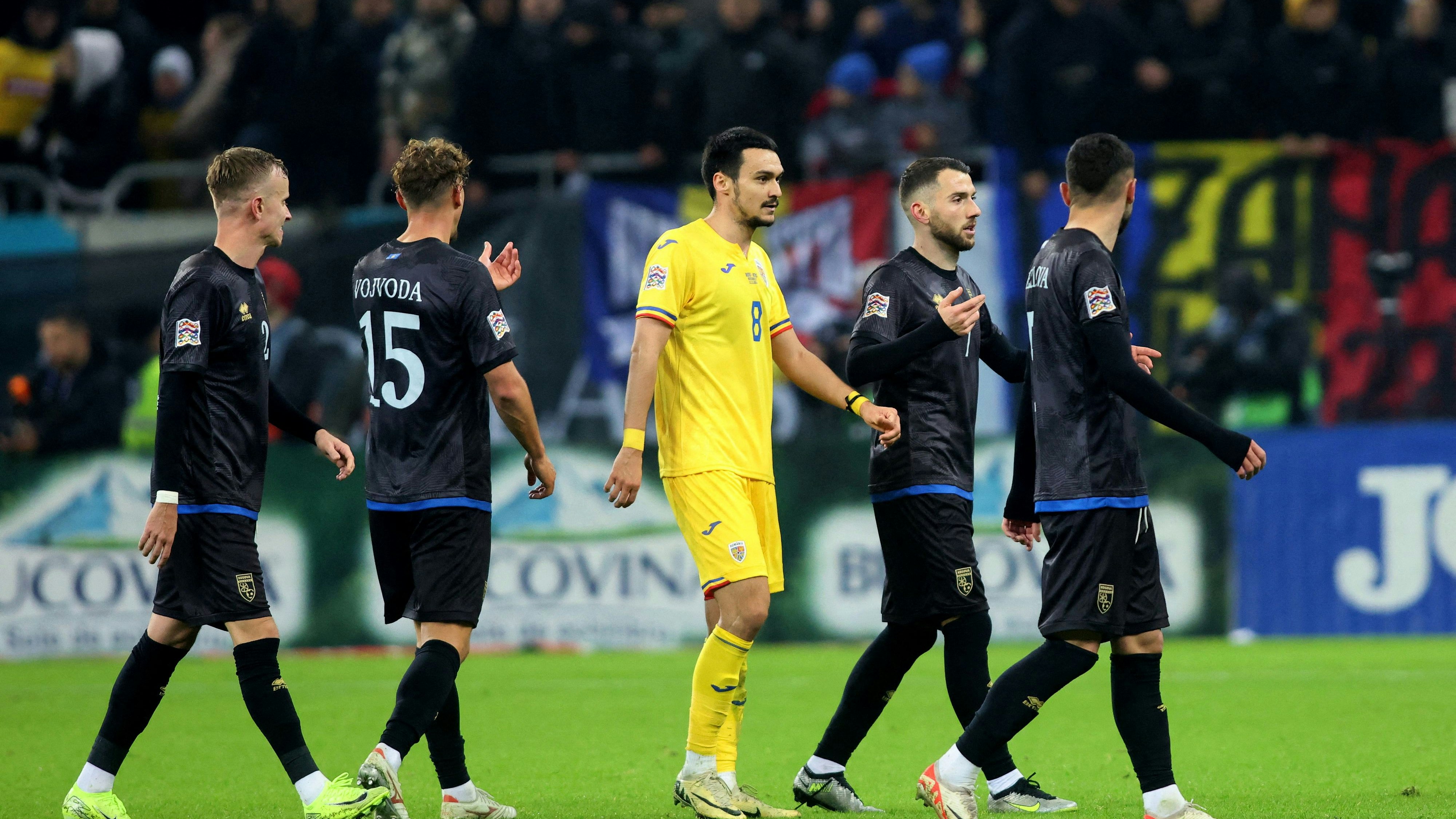 Die Spieler des Kosovo verlassen den Platz. 