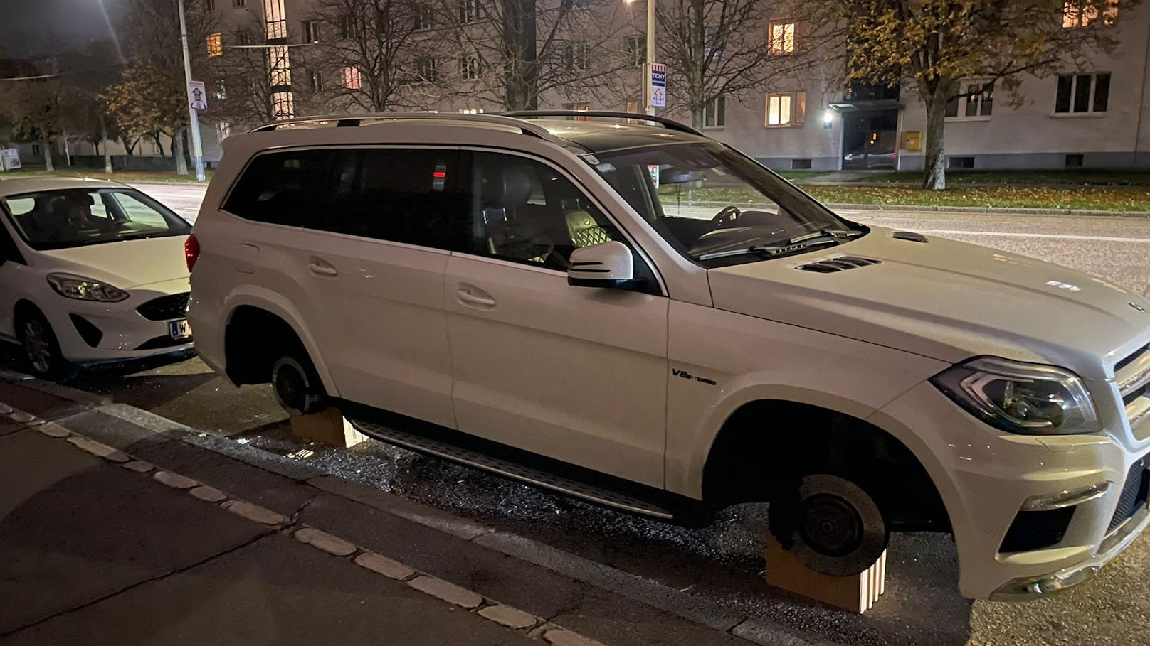 Ende im Gelände: Dieser Mercedes kommt nicht mehr vom Fleck.