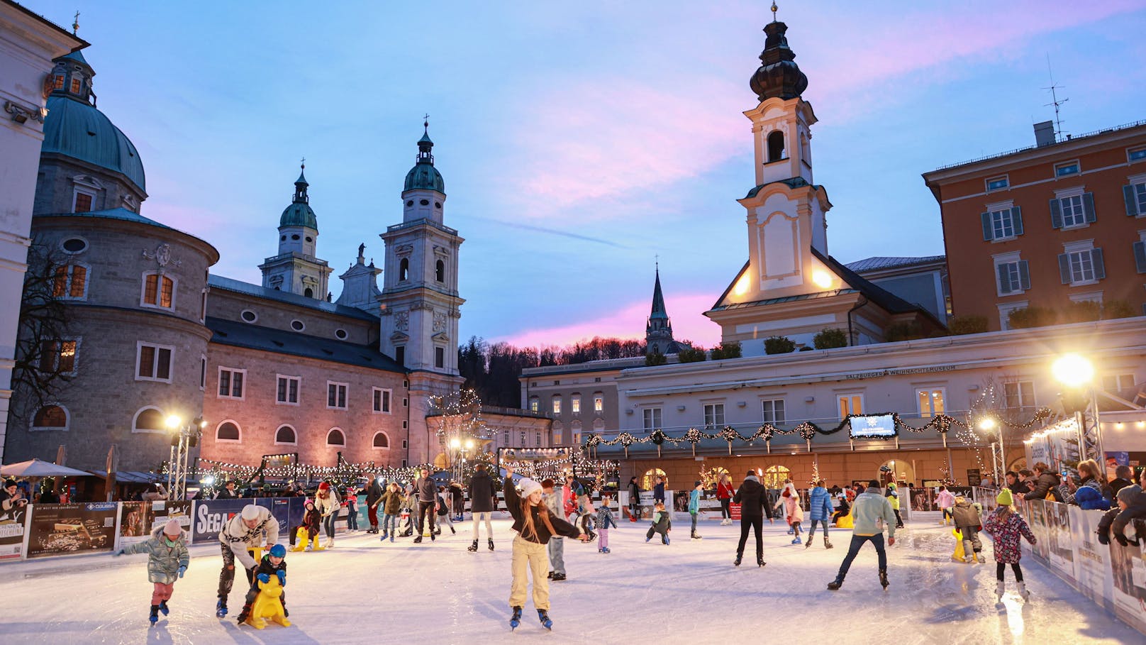 Der "Eiszauber am Mozartplatz" hat bereits geöffnet.