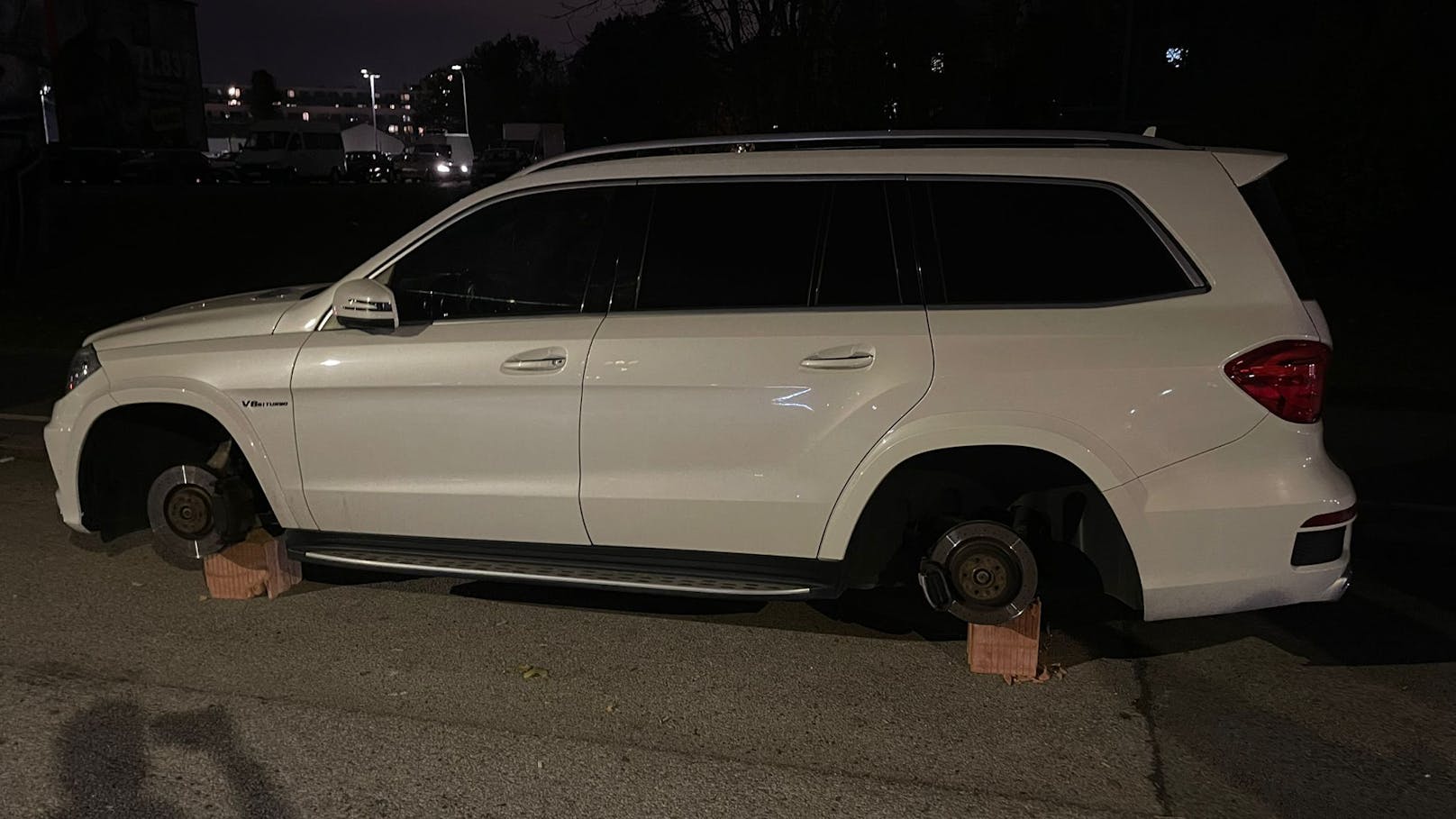 Ende im Gelände: Dieser Mercedes kommt nicht mehr vom Fleck.