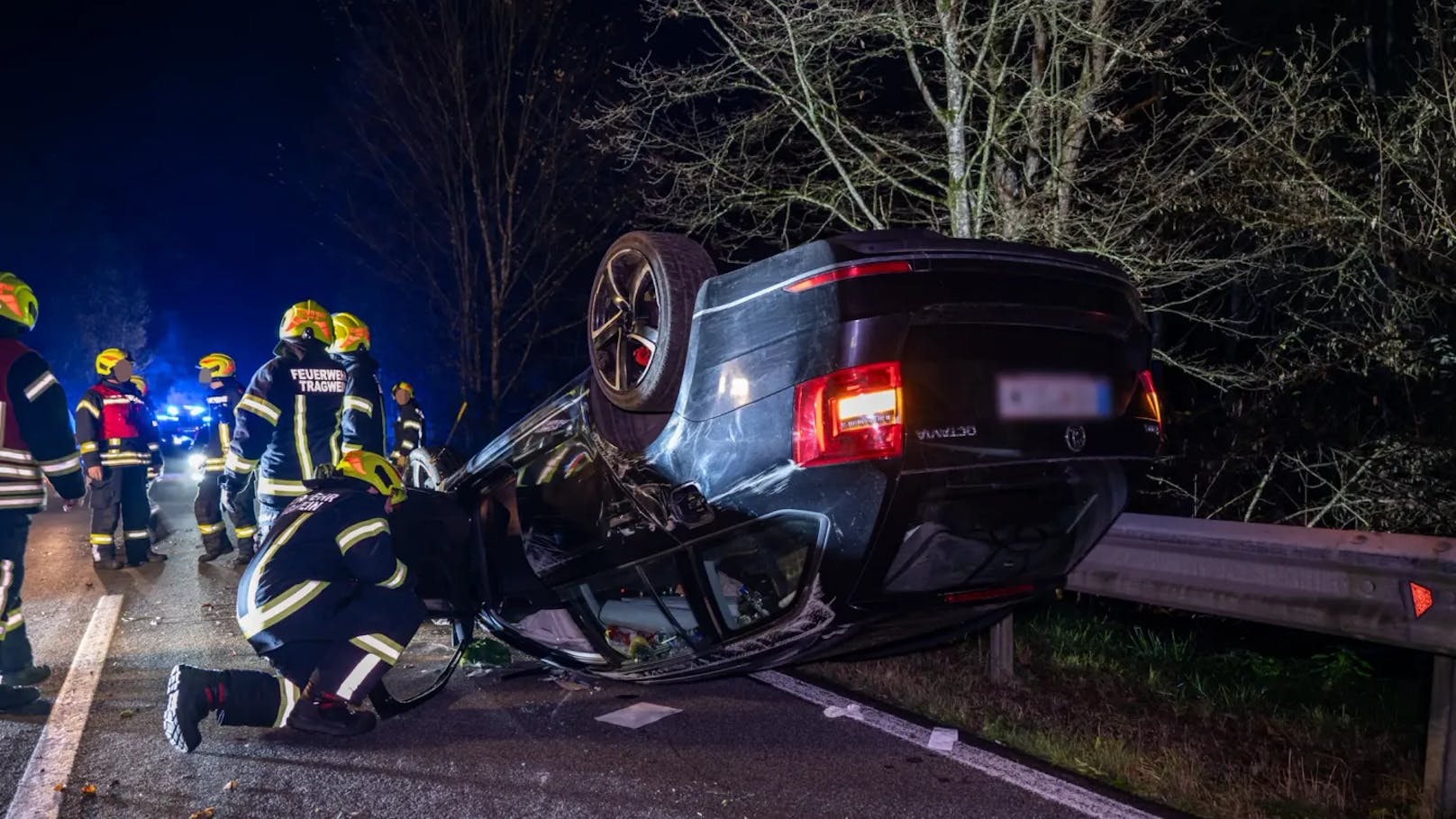 Der Skoda landete am Dach und wurde völlig zerstört.