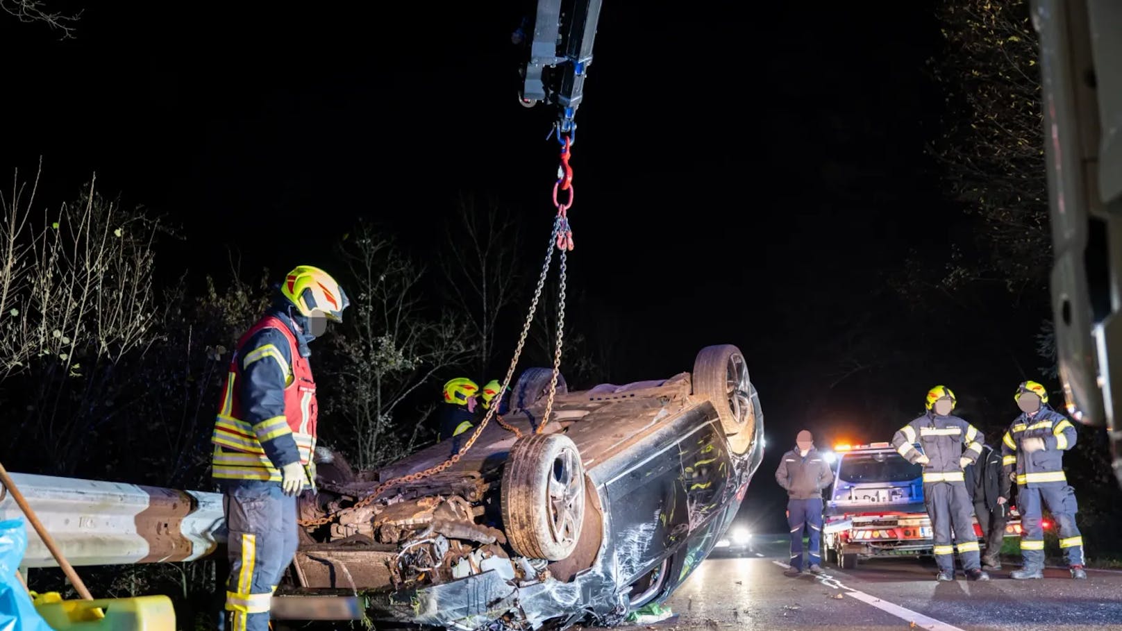 Mit einem Kran wurde es hochgezogen.