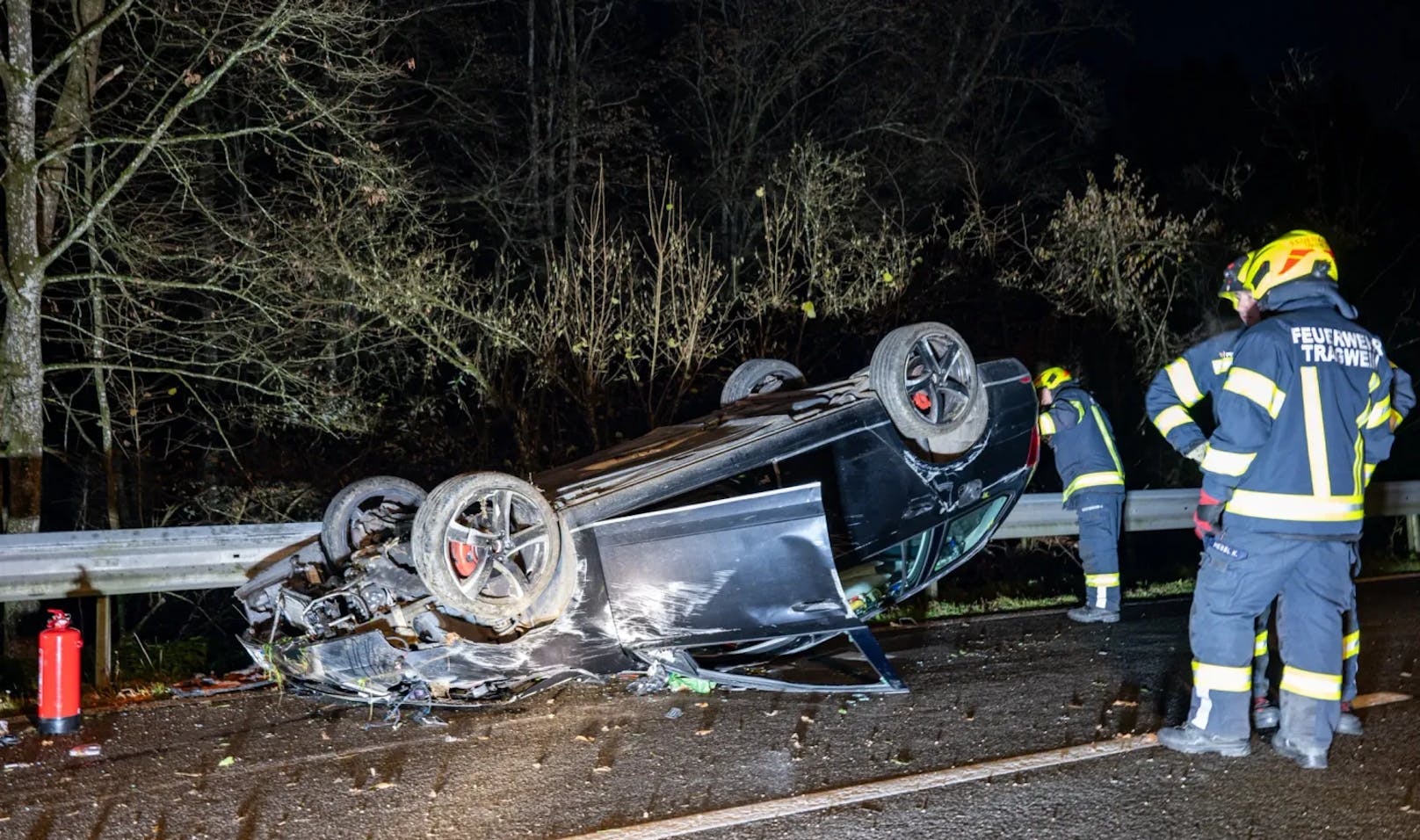 Alko-Lenker baut Crash – schwarzer Skoda plattgedrückt