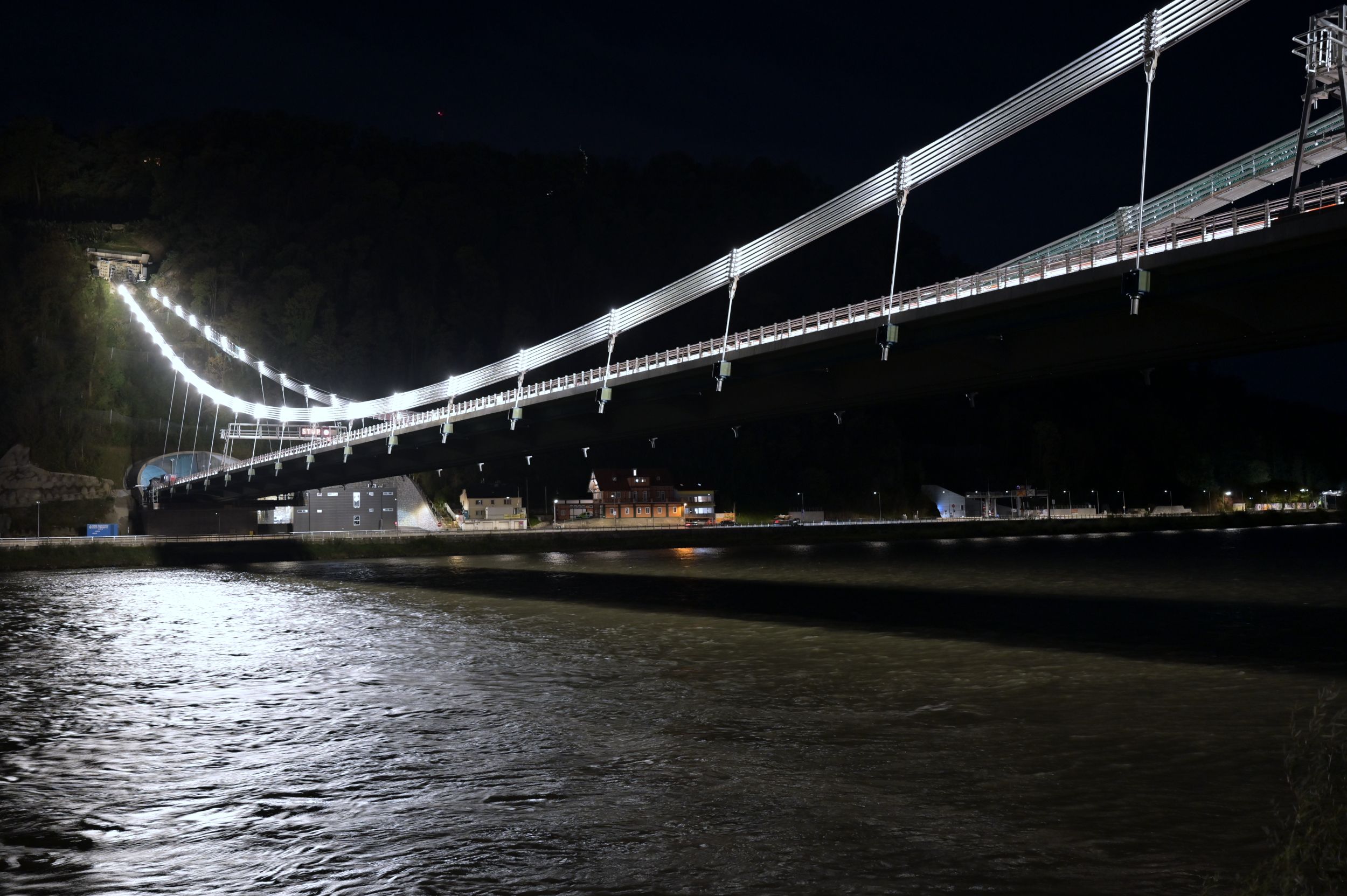 Die neue Linzer Donaubrücke wurde am Freitagabend für den Verkehr freigegeben.