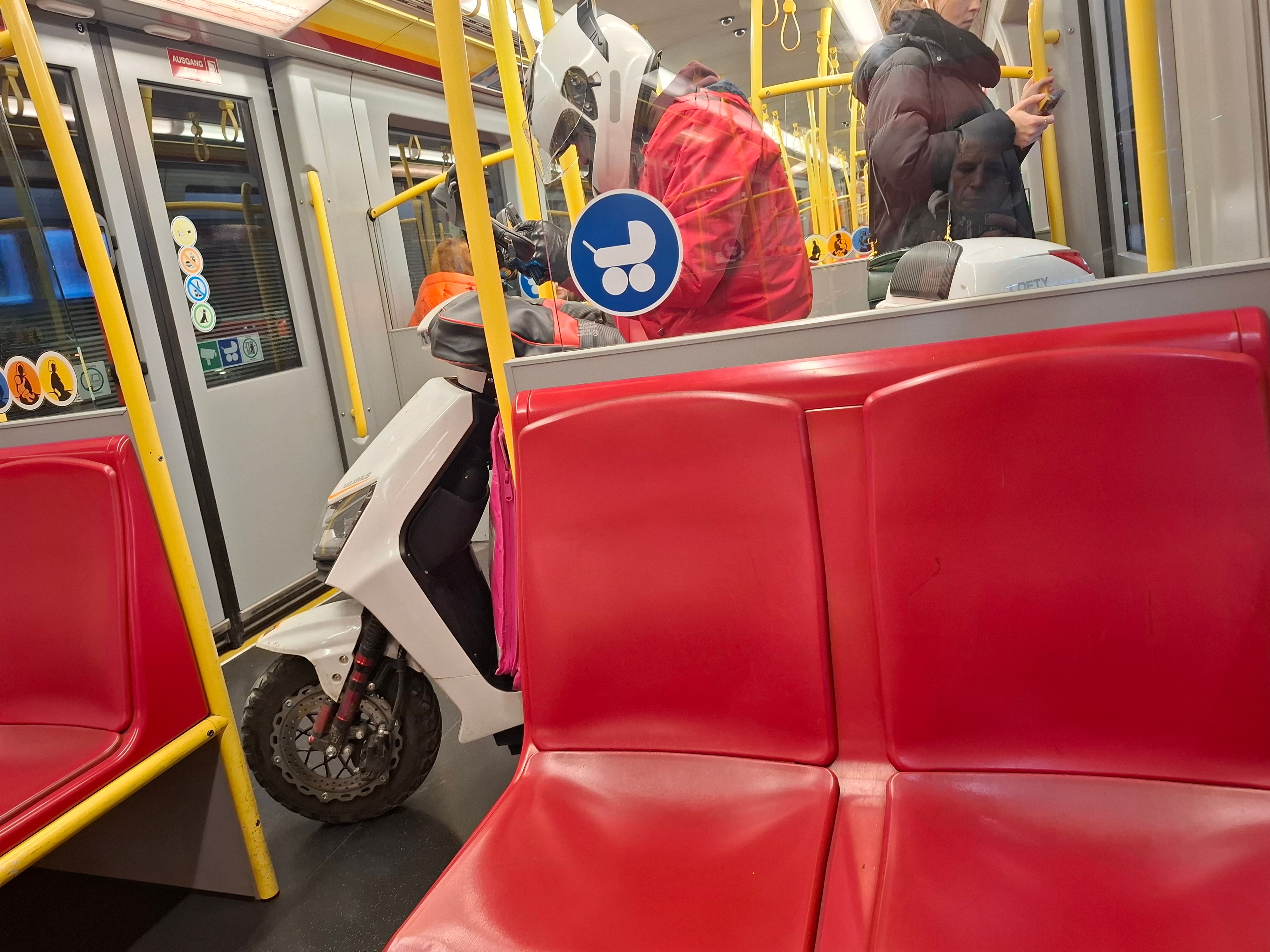 Nicht ganz erlaubt schwindelt sich ein Essenslieferant mit seinem Moped in die U-Bahn.
