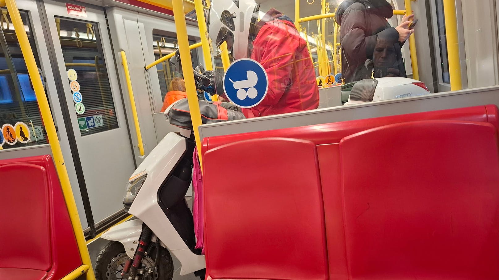 Essensbote fährt mit dem Moped in die U-Bahn