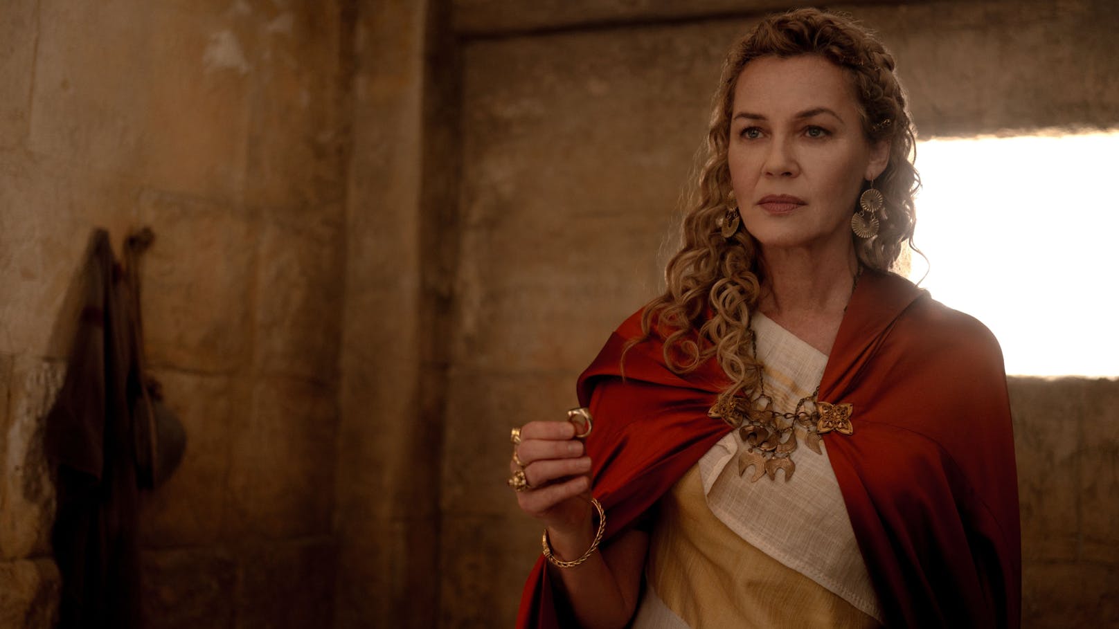 Als Kind wurde Lucius von seiner Mutter Lucilla (Connie Nielsen) aus Rom weggeschickt, weil sie um seine Sicherheit fürchtete. Im Königreich Numidien, dem heutigen Nordafrika, hat er eine neue Heimat und seine große Liebe gefunden.