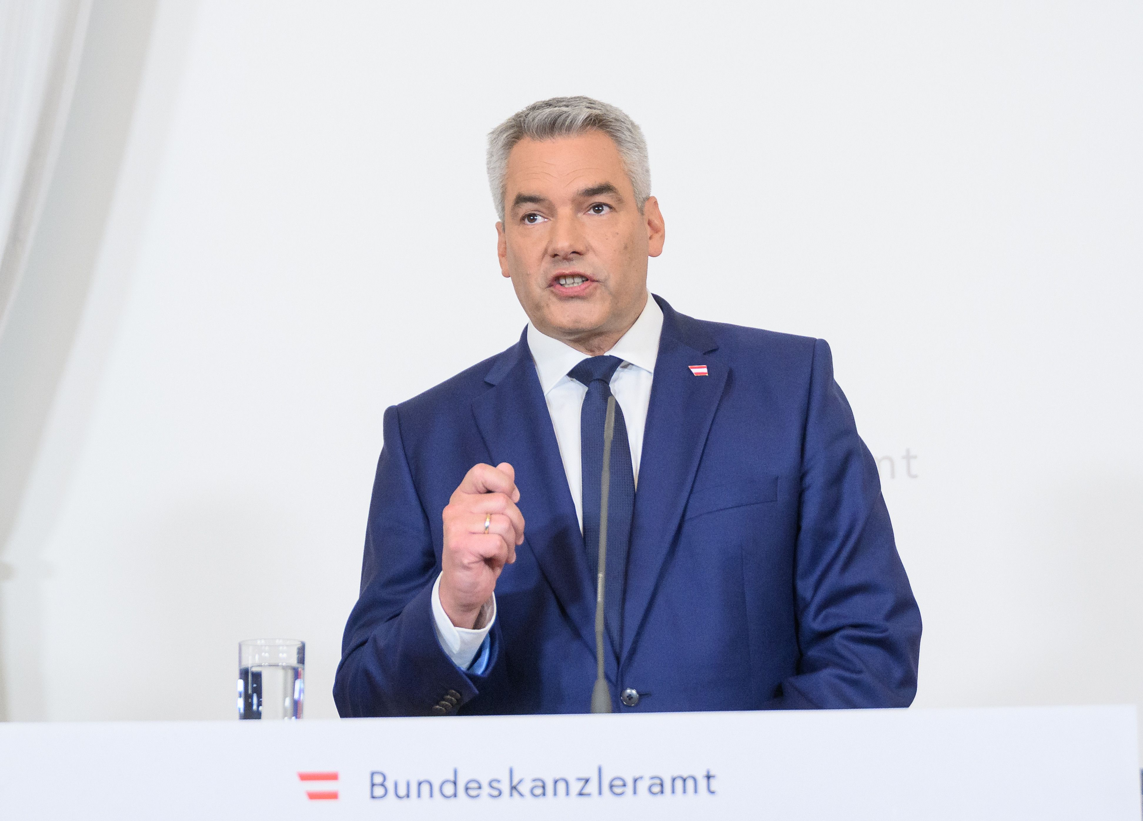 Bundeskanzler Karl Nehammer reagiert am Freitagabend auf den russischen Lieferstopp.