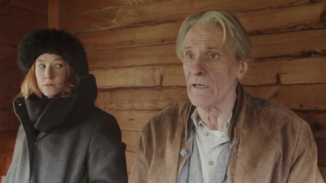 Lisa-Carolin Nemec (l.) und Clemens Aap (r.) stehen zusammen vor der Kamera.