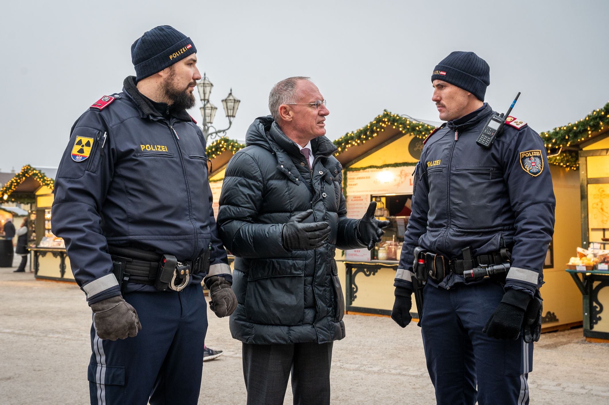 Innenminister Gerhard Karner (ÖVP) verspricht verstärkte Polizeipräsenz: 
