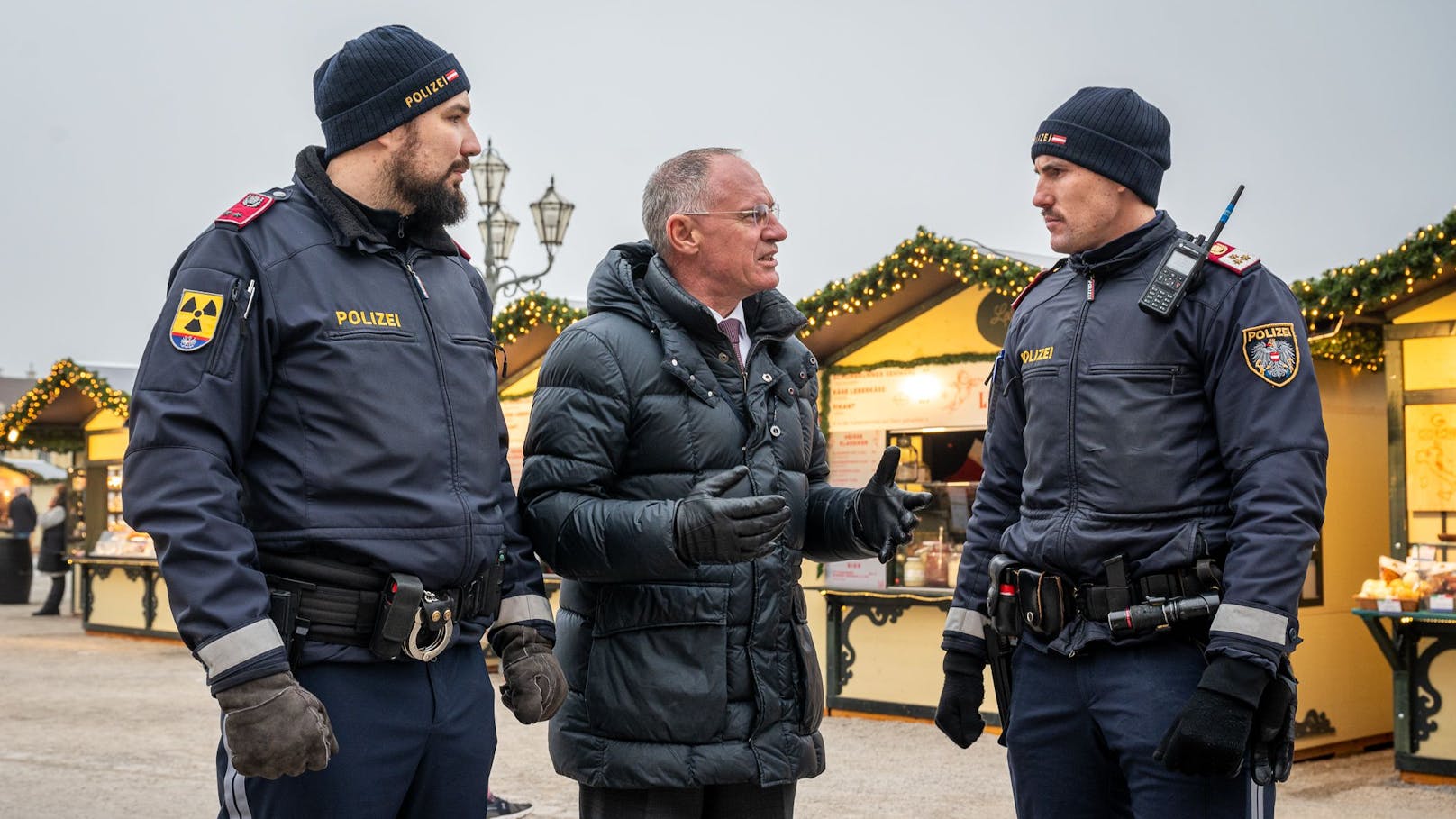 Innenminister Gerhard Karner (ÖVP) verspricht verstärkte Polizeipräsenz: "Wir sorgen für einen sicheren Advent".