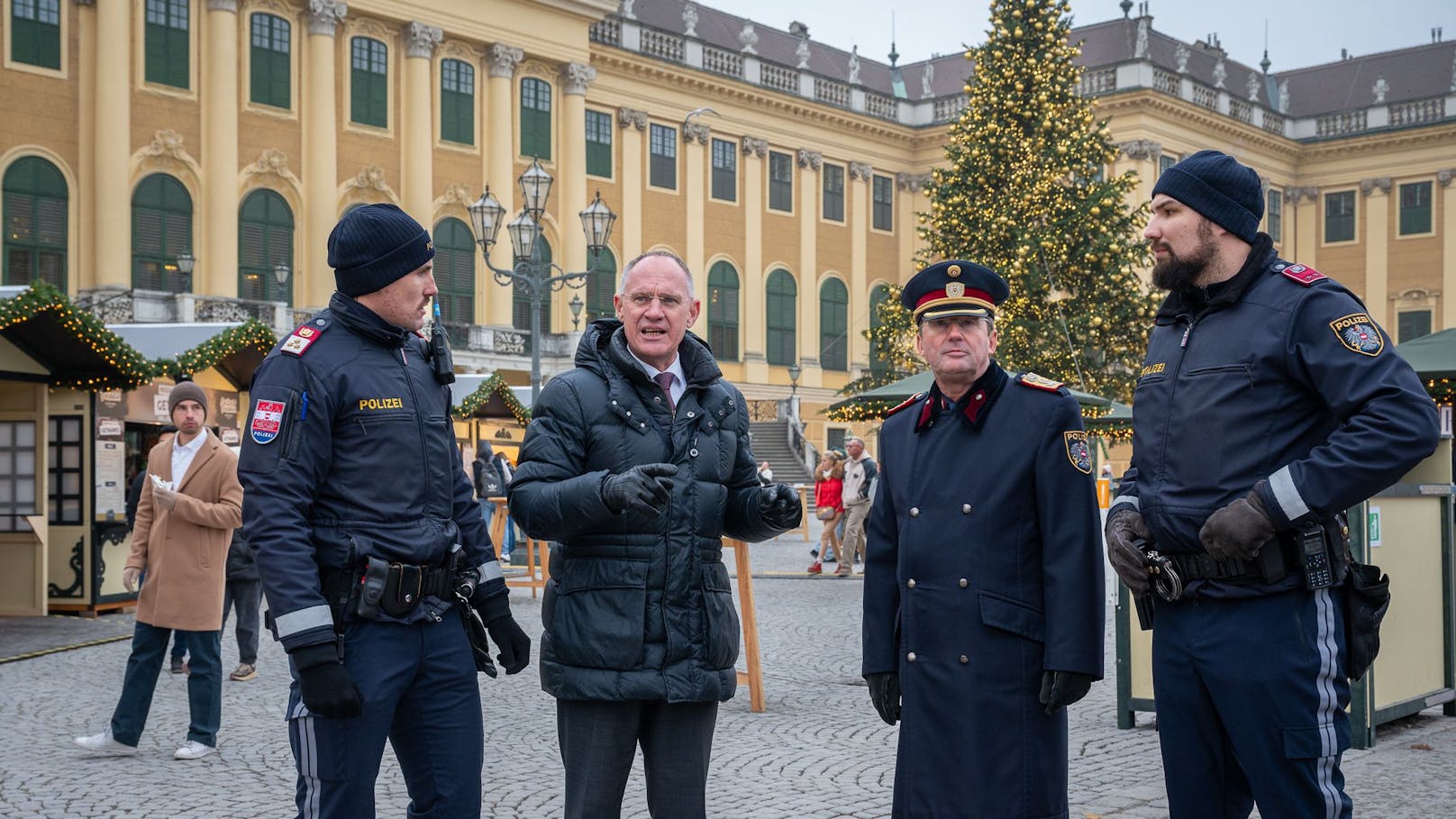 Innenminister Gerhard Karner (ÖVP) verspricht verstärkte Polizeipräsenz: "Wir sorgen für einen sicheren Advent".