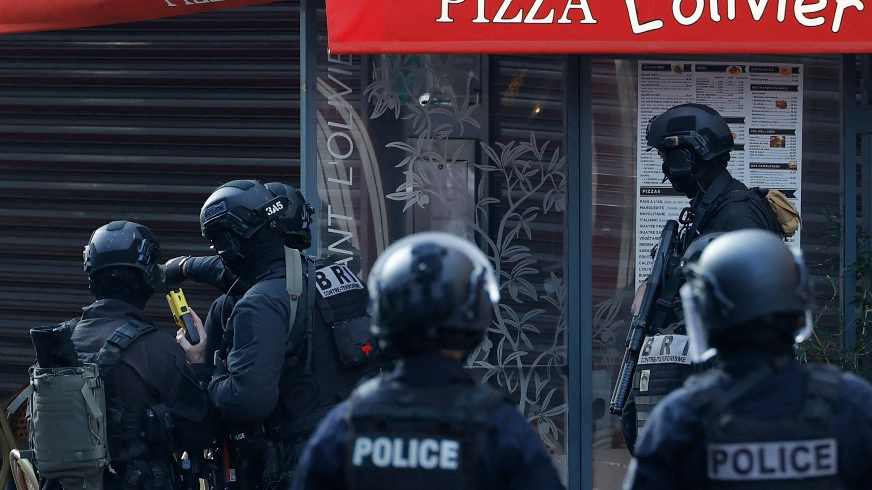 Schwer bewaffnete Polizisten umstellen derzeit das Gebäude. 