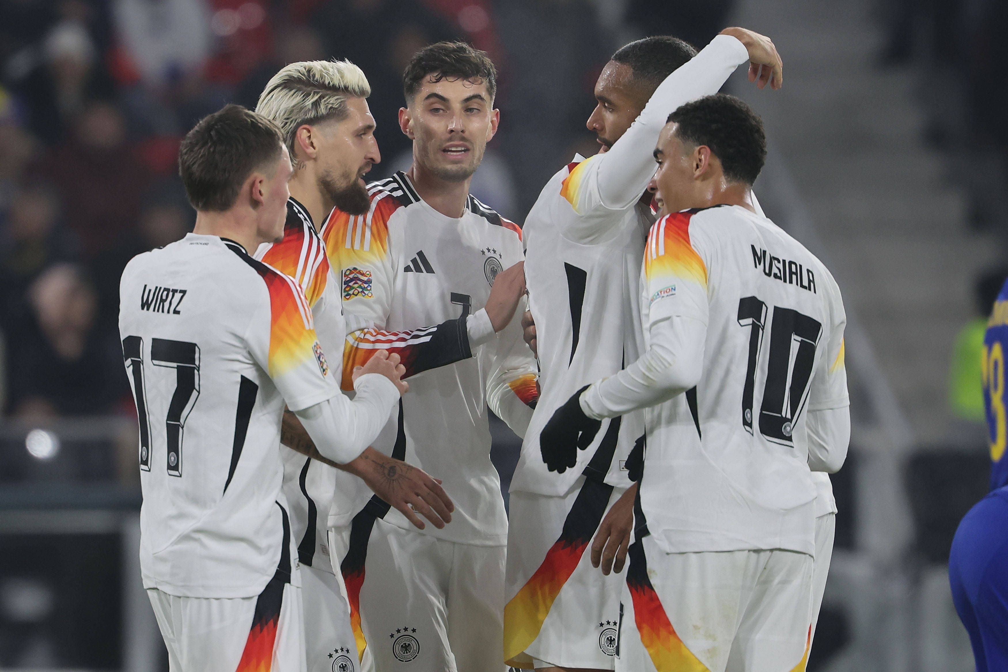 Deutschlands Fußball-Nationalteam bejubelt den Sieg gegen Bosnien. 