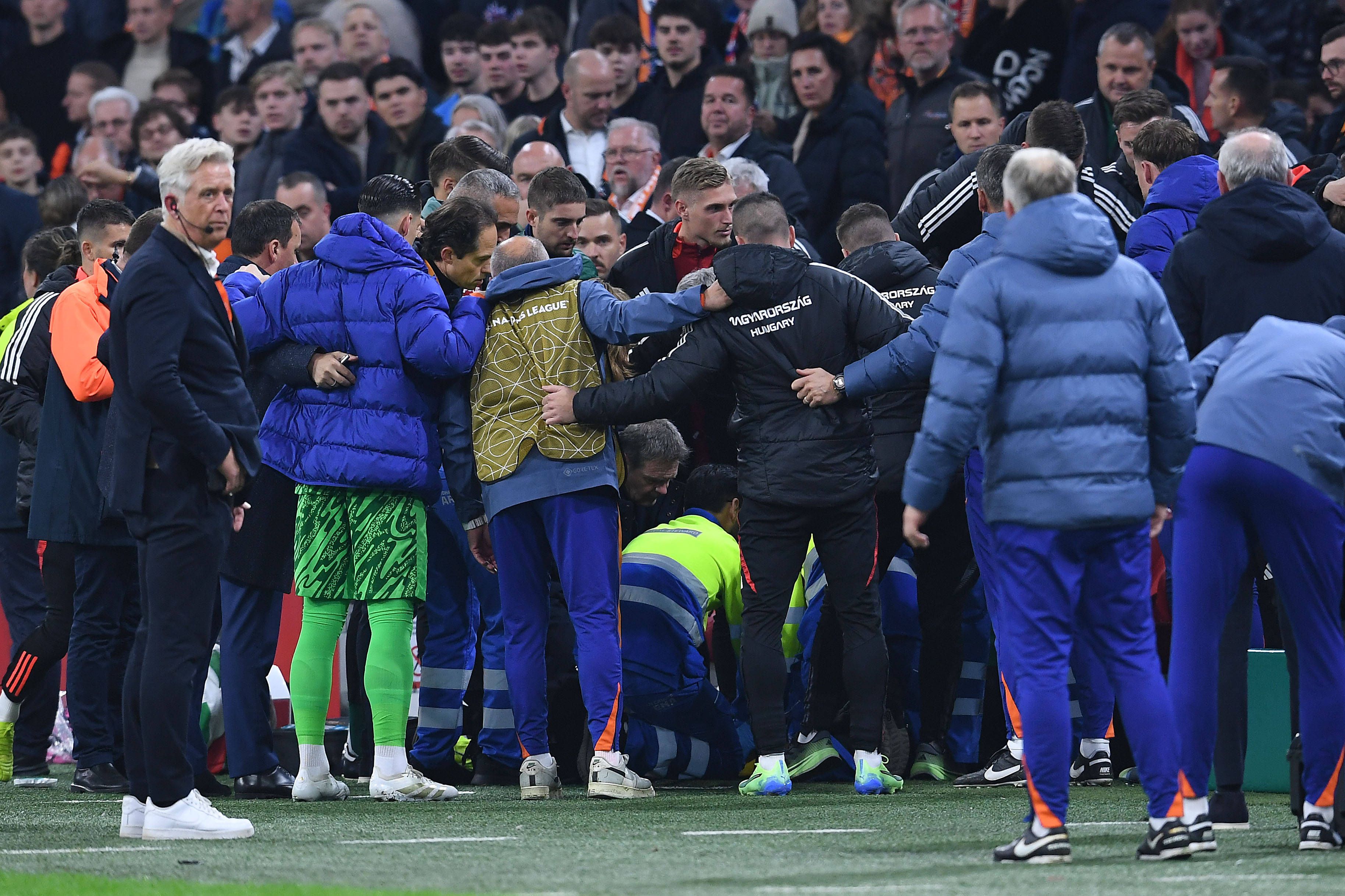 Adam Szalai, Teil des ungarischen Betreuerteams, ist während des Länderspiels in Amsterdam zusammengebrochen. 