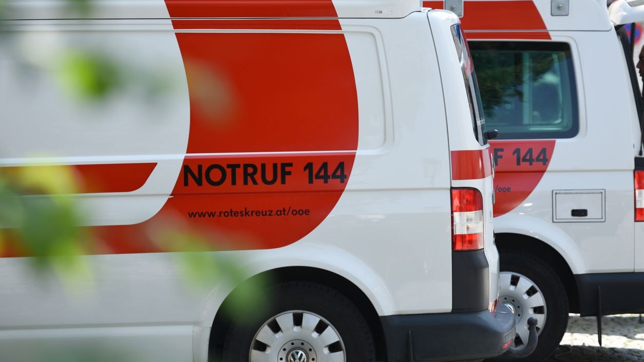 Die Rettung entdeckte den Mann schlafend bei einer Tankstelle und brachte ihn nach Hause. (Symbolbild)