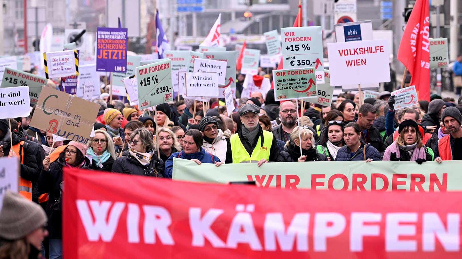 <strong>26.11.2024: Mega-Demo legt Wiener City komplett lahm.</strong> Am 26. November findet in der Bundeshauptstadt eine "Großdemo der GÖD" statt. Experten rechnen mit zahlreichen Staus und Verzögerungen. <a data-li-document-ref="120074644" href="https://www.heute.at/s/mega-demo-legt-wiener-city-komplett-lahm-120074644">Weiterlesen &gt;&gt;&gt;</a>