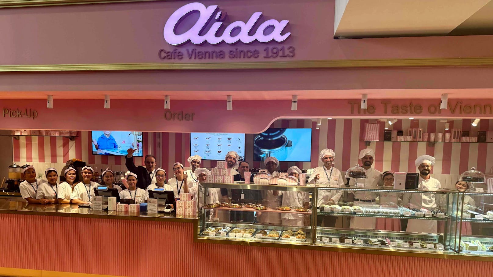 Wiener Traditions-Café jetzt auch am Roten Meer: Am Freitag hat die erste AÏDA-Filiale am King Abdulaziz International Airport in Jeddah (Saudi-Arabien) eröffnet.