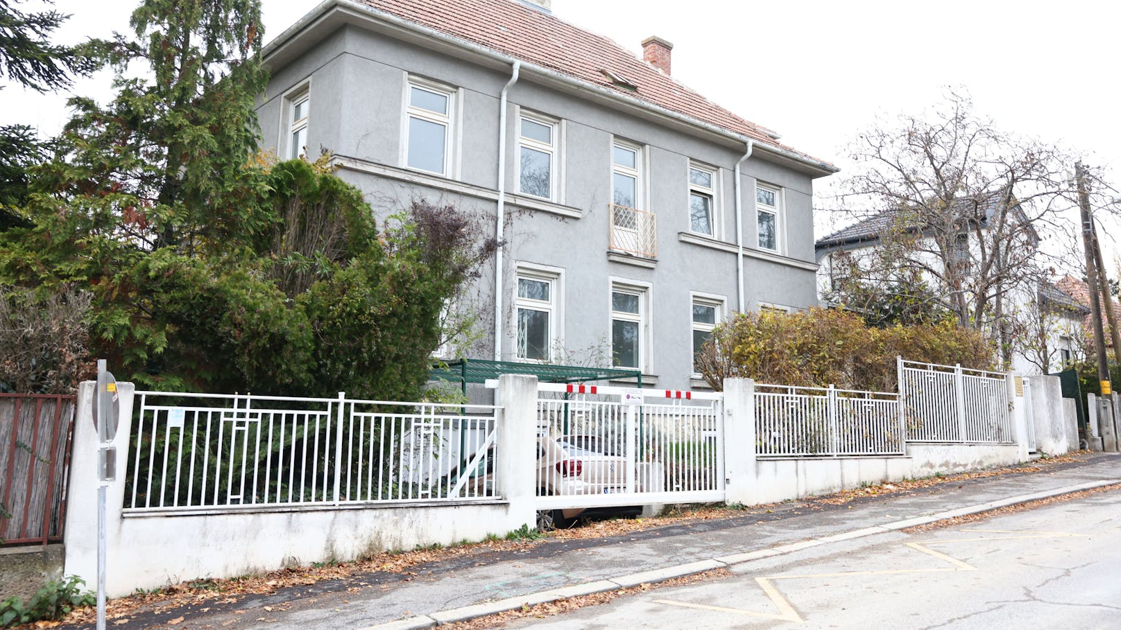 Der Besitzer dieser Villa lässt derzeit die Immobilie sanieren. Am Montag führten die Bauarbeiter Stemmarbeiten durch.