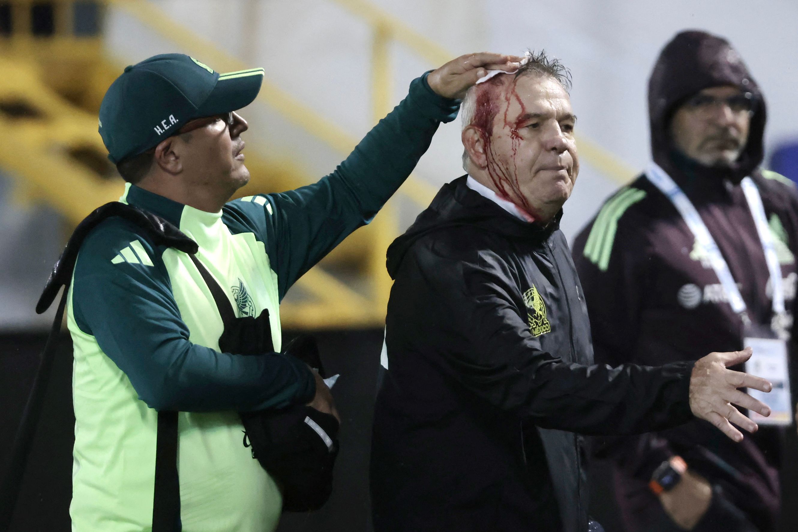 Mexiko-Trainer Javier Aguirre wurde nach dem Spiel von einer Bierdose getroffen.