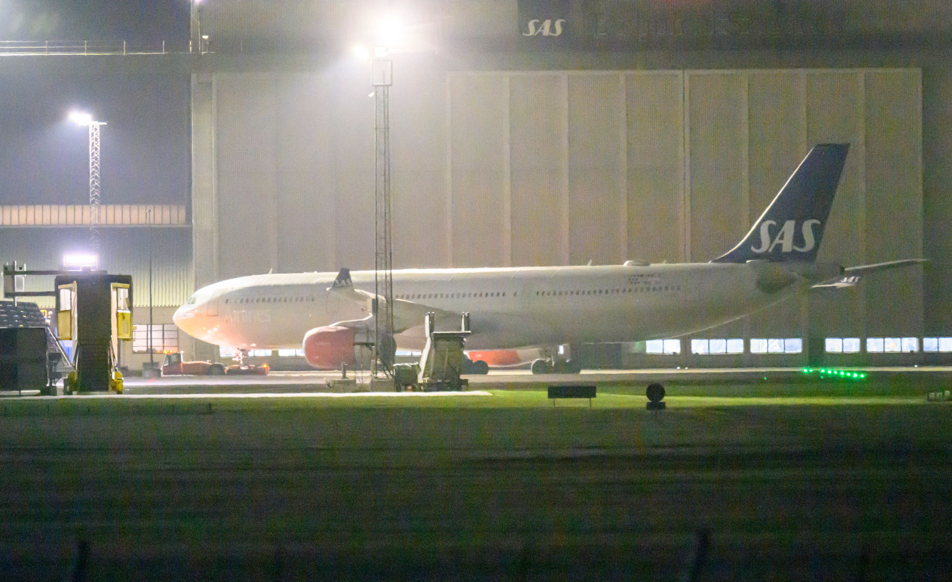 Nach Horror-Turbulenzen sicher gelandet: Flug SK 957 wird von Technikern in einen Hangar in Kopenhagen gezogen.