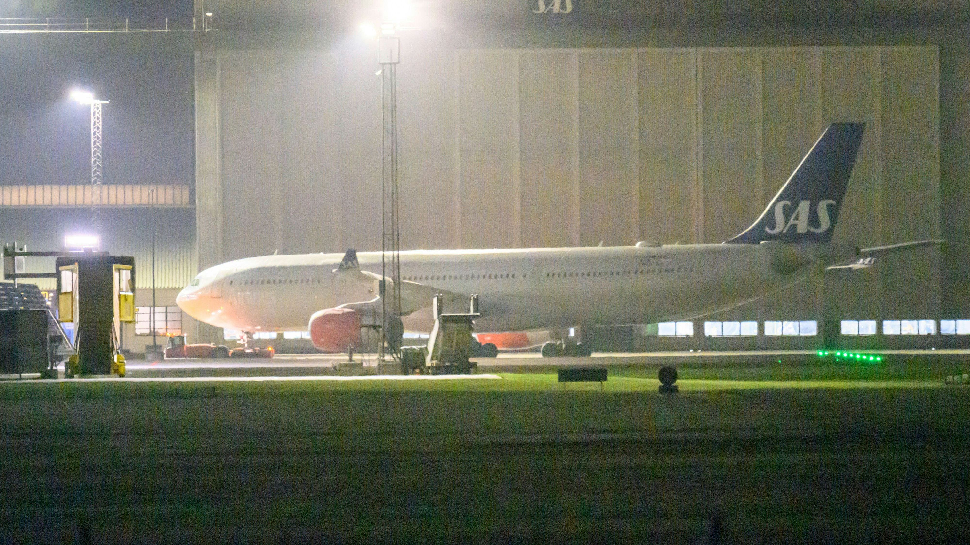 Nach Horror-Turbulenzen sicher gelandet: Flug SK957 wird von Technikern in einen Hangar in Kopenhagen gezogen. 