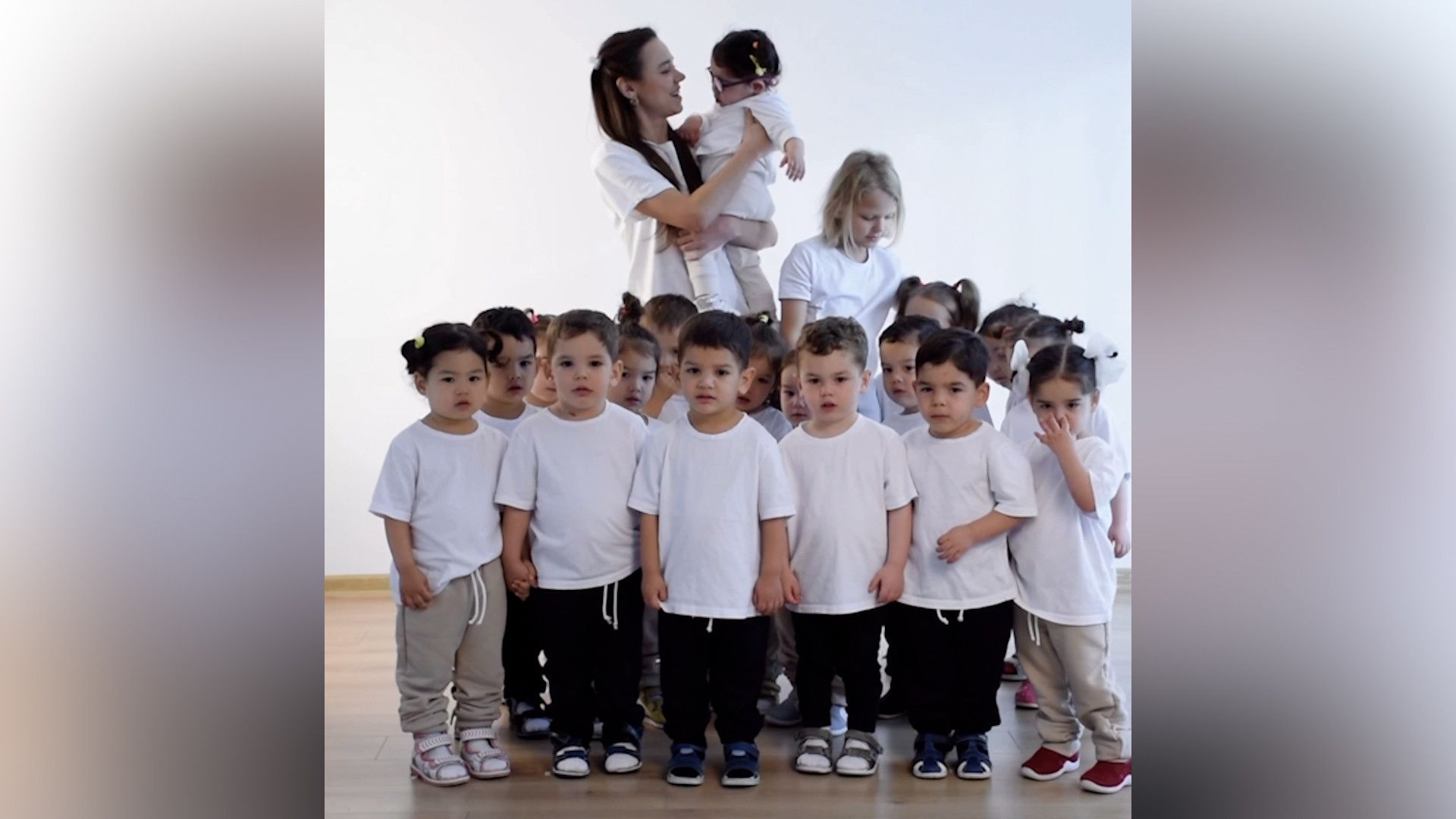 Kristina mit ihren 22 Kindern.