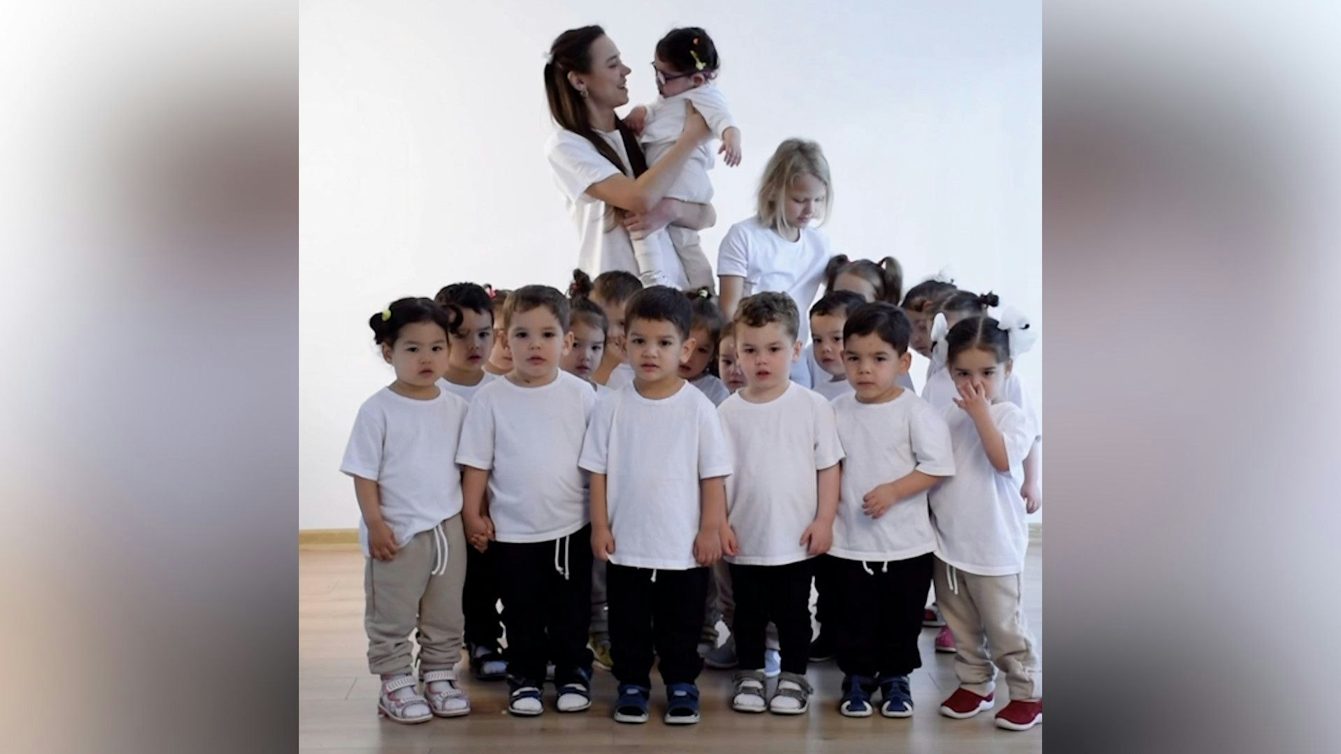 Kristina mit ihren 22 Kindern.