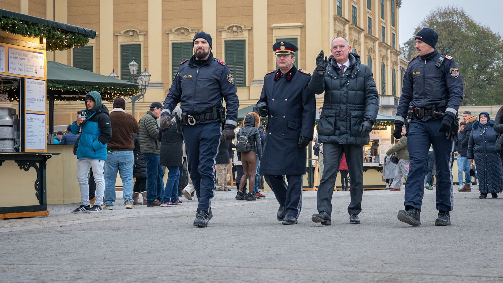 Innenminister Gerhard Karner (ÖVP) verspricht verstärkte Polizeipräsenz: "Wir sorgen für einen sicheren Advent".