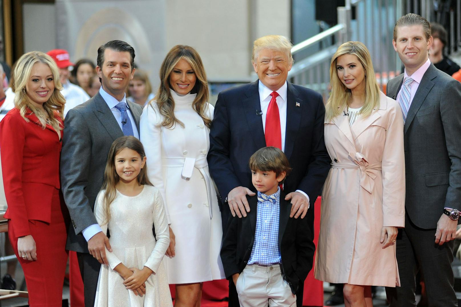 Die Familie Trump 2016: Tiffany Trump, Donald Trump Jr. mit Tochter Kai, US-Präsident Donald Trump in der Mitte mit den Händen auf Enkel Tristan, rechts Tochter Ivanka und Eric Trump.