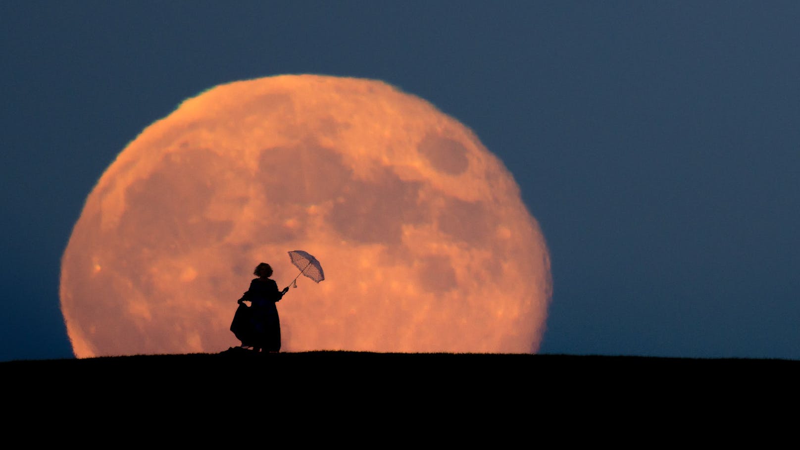 Nur wenige Minuten waren Zeit, um Renate Wachauer vor dem Supermond abzulichten.